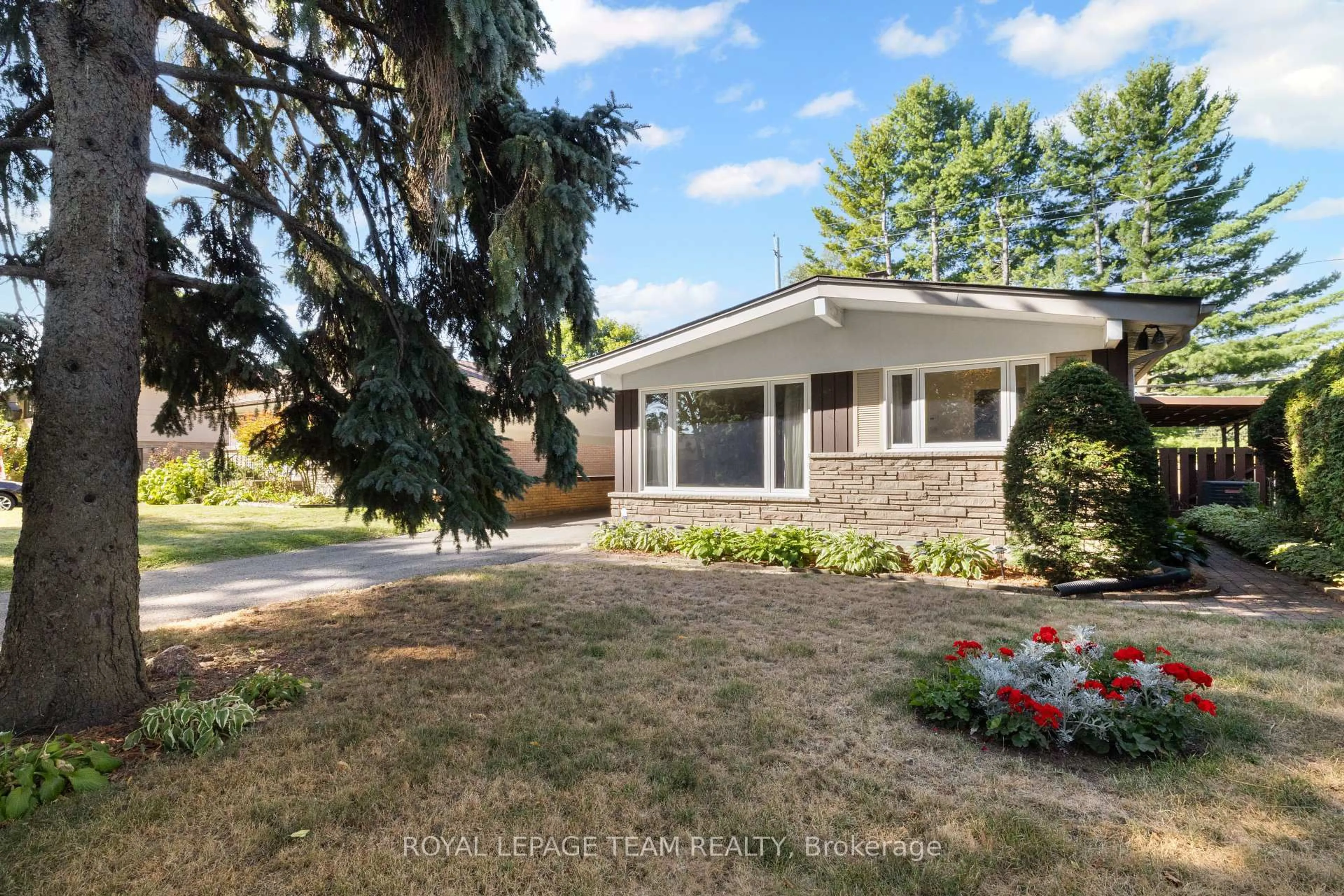 Home with vinyl exterior material, street for 660 Sandra Ave, Ottawa Ontario K1G 2Z8