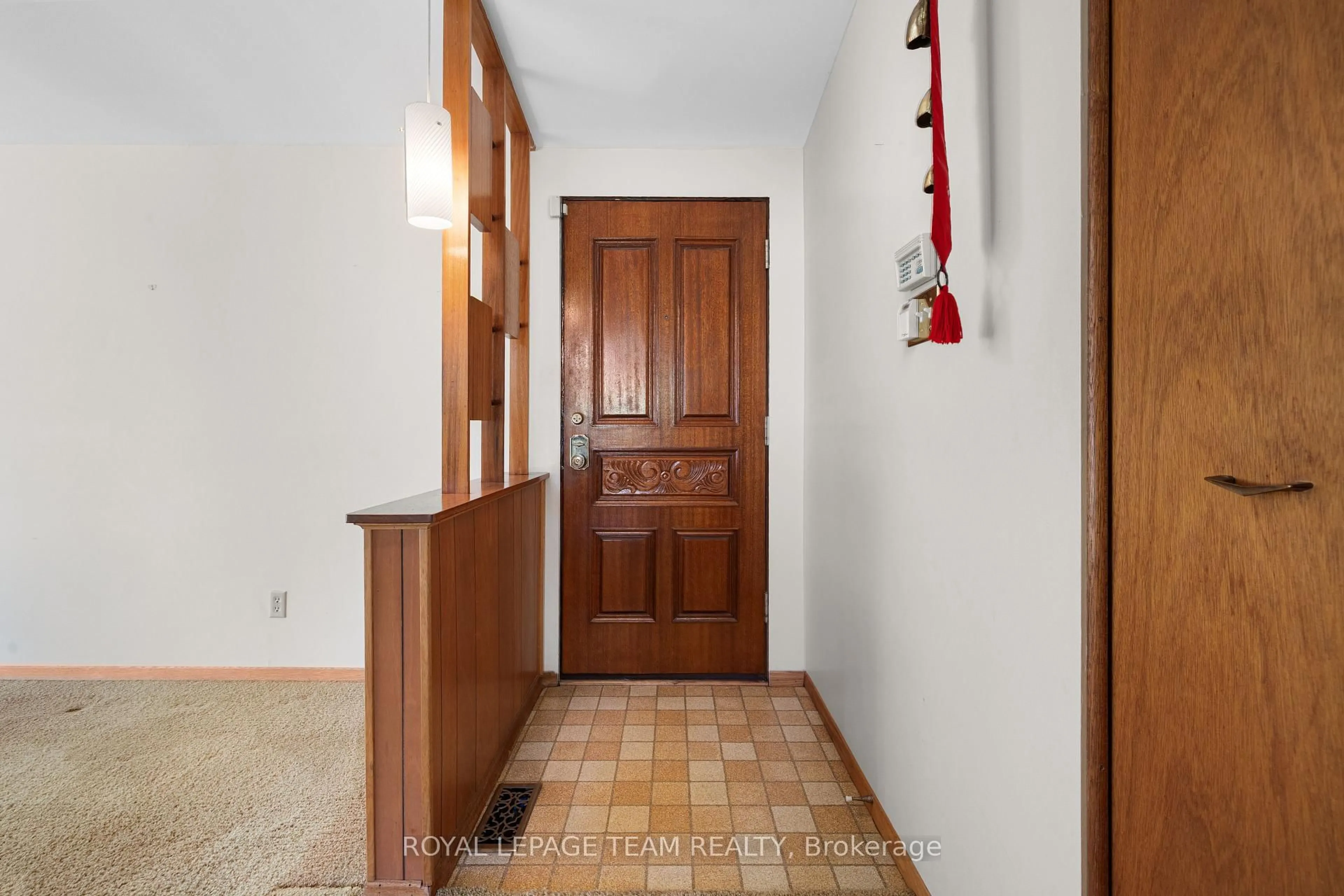 Indoor entryway for 660 Sandra Ave, Ottawa Ontario K1G 2Z8