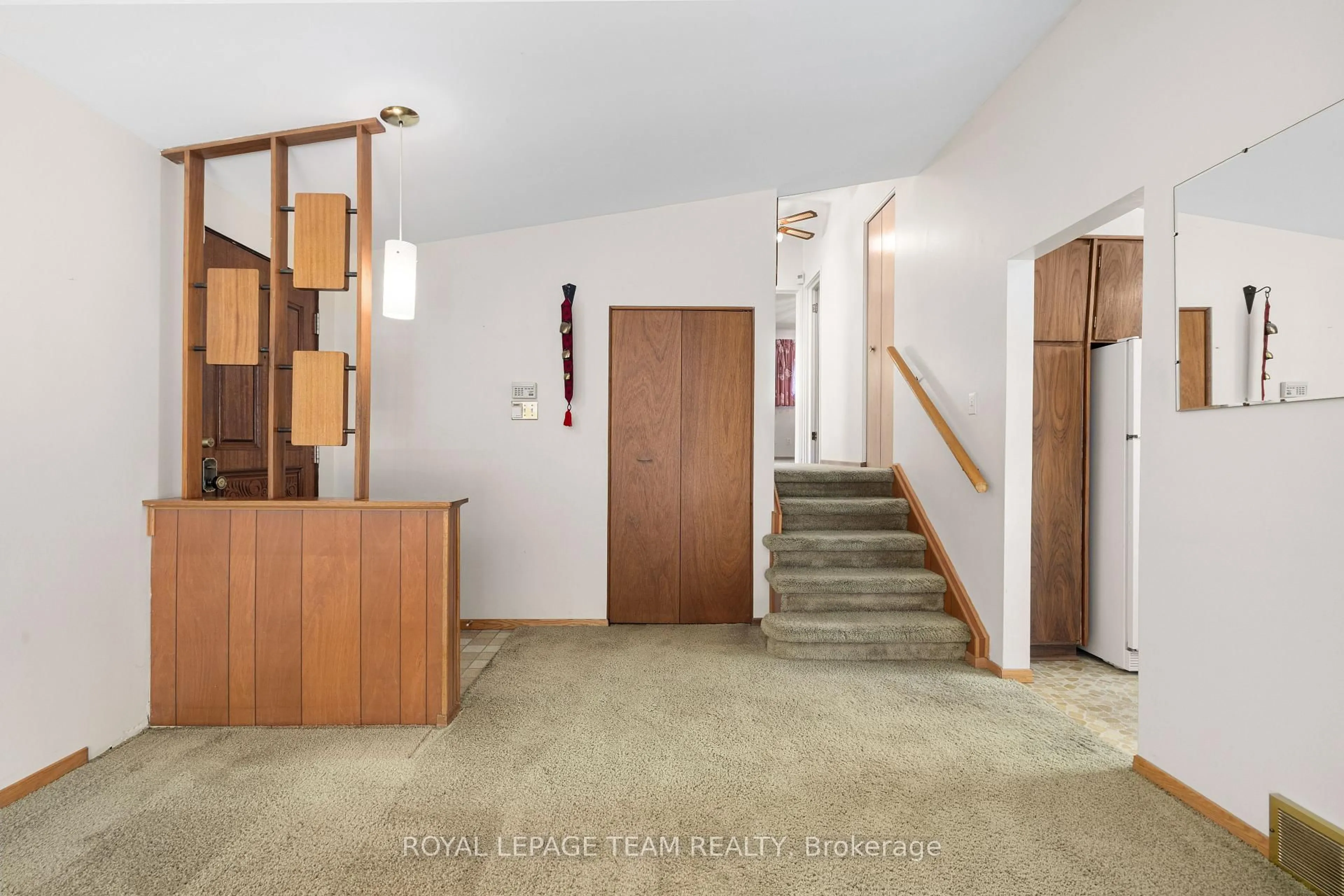 Indoor foyer for 660 Sandra Ave, Ottawa Ontario K1G 2Z8