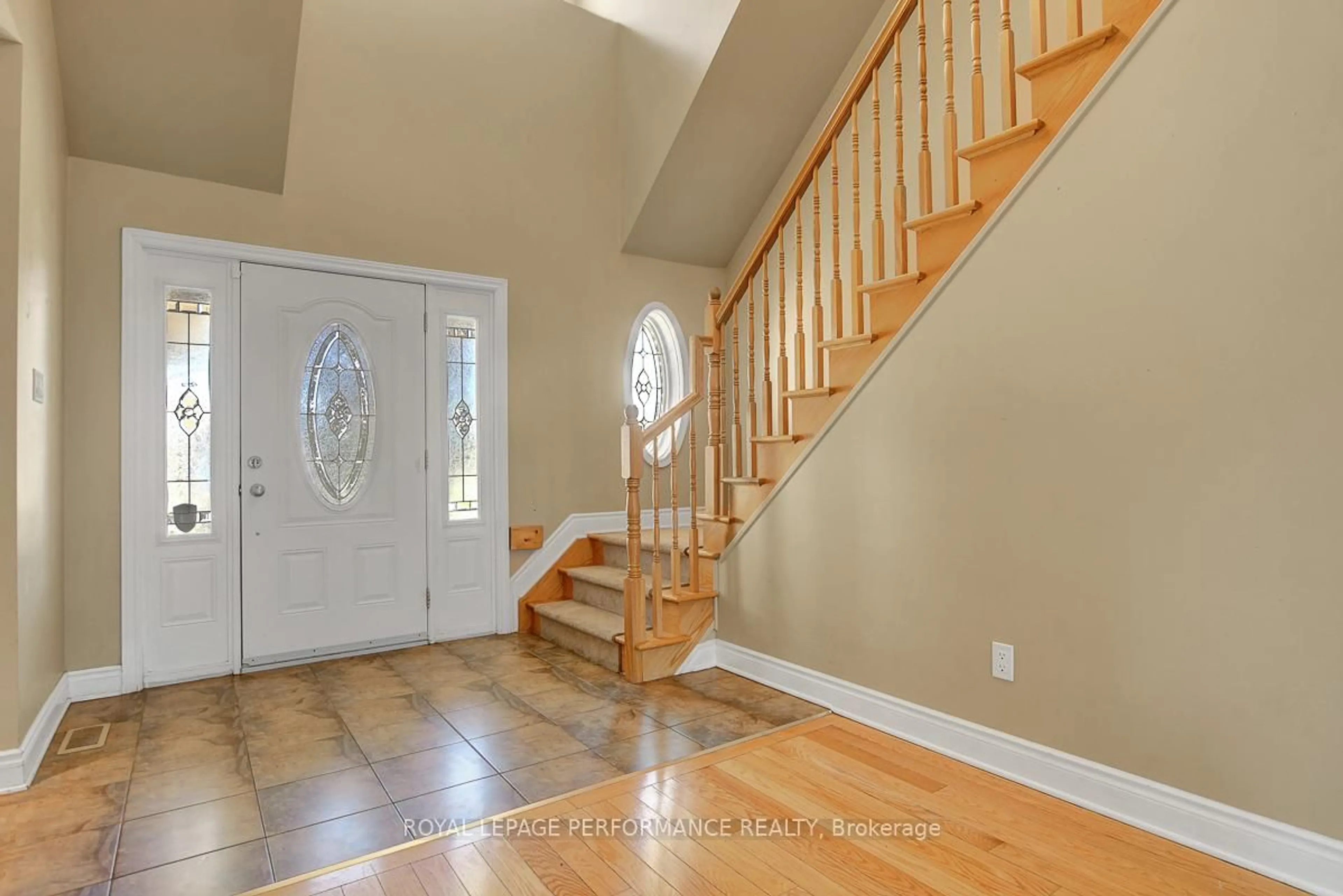 Indoor entryway for 16 Settlement Lane, Russell Ontario K4R 0A4