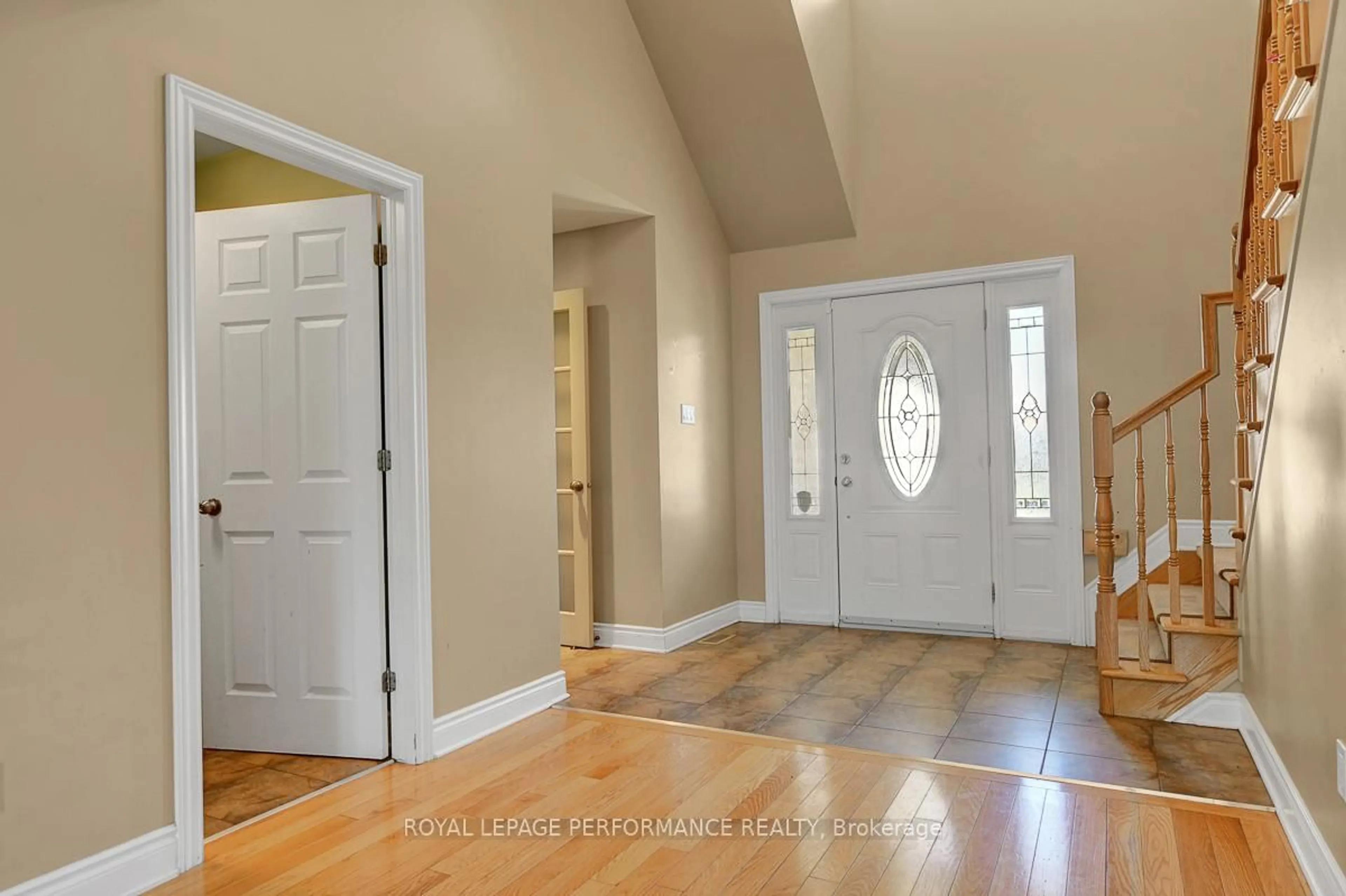 Indoor entryway for 16 Settlement Lane, Russell Ontario K4R 0A4