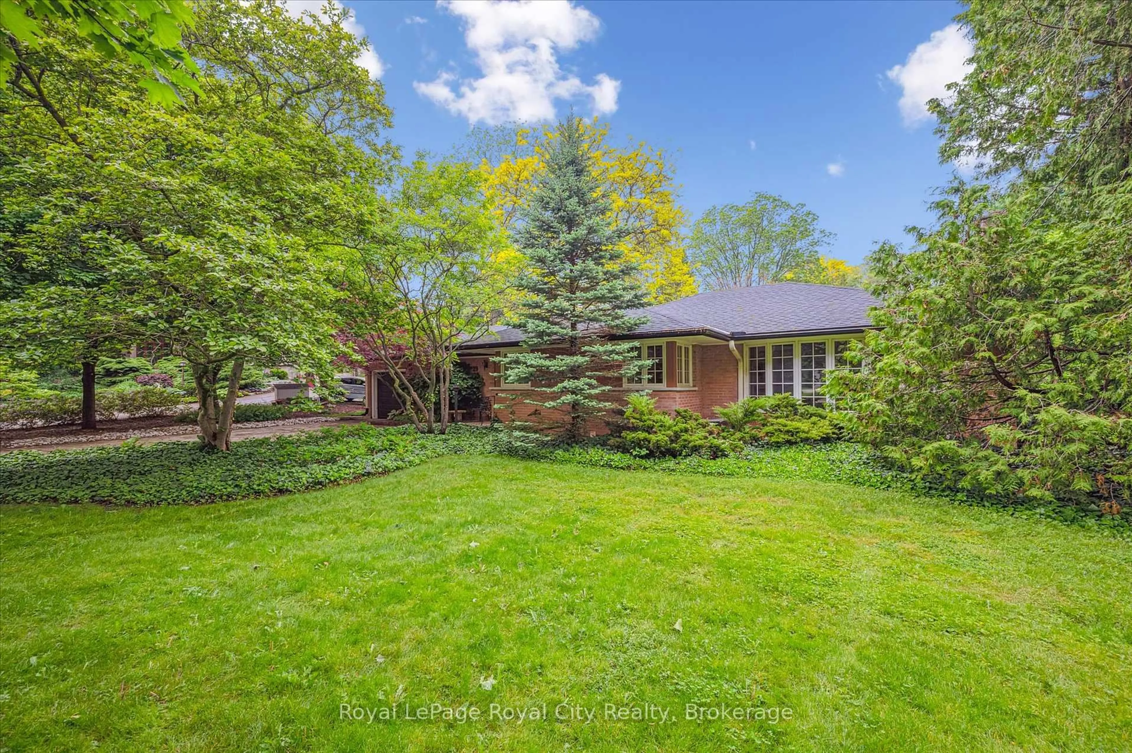 A pic from outside/outdoor area/front of a property/back of a property/a pic from drone, street for 29 Lynwood Pl, Guelph Ontario N1G 2V9