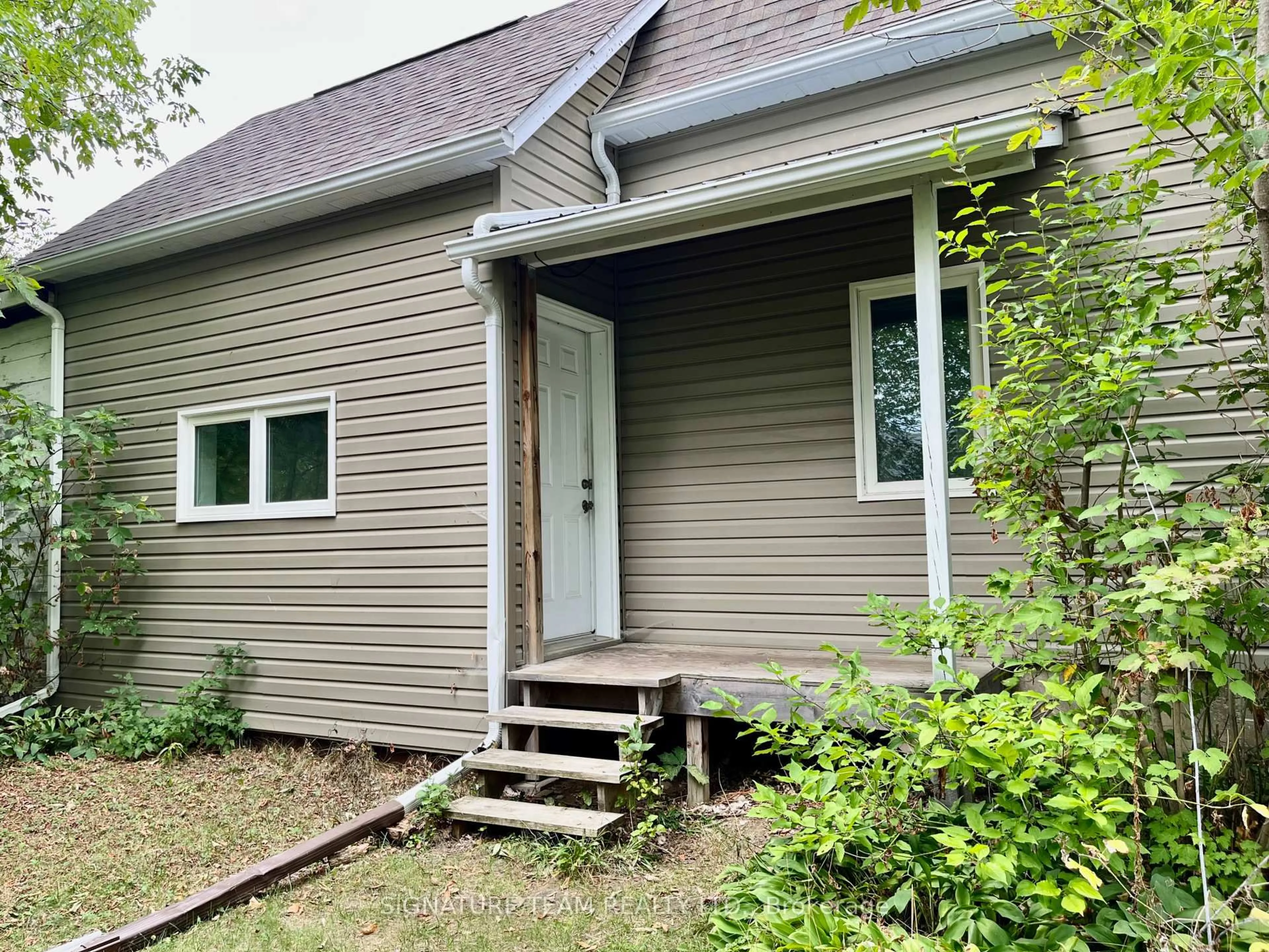 Home with vinyl exterior material, unknown for 216 Jane St, Eganville Ontario K0J 1T0