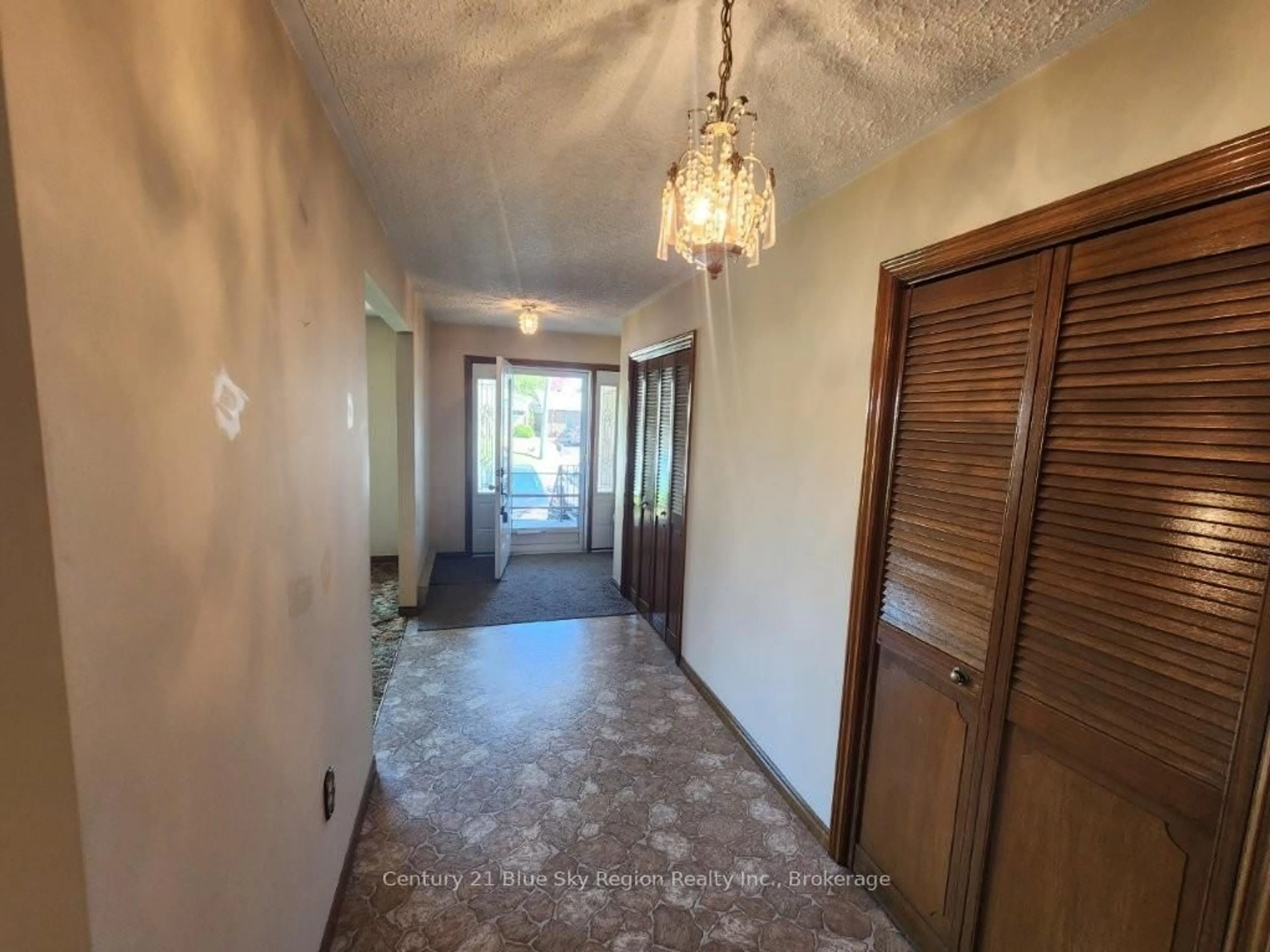 Indoor foyer for 403 Princess St, North Bay Ontario P1B 6C7