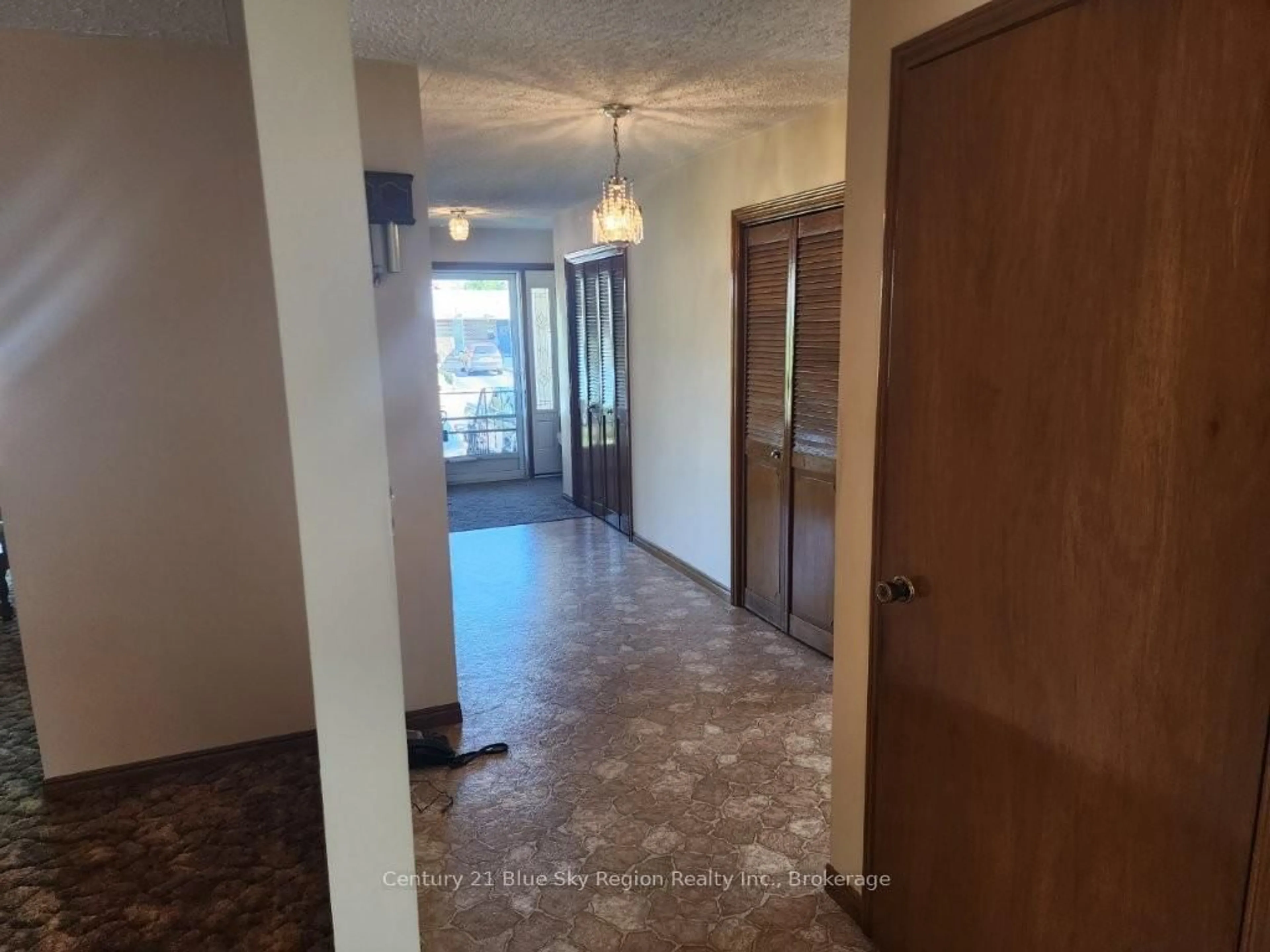 Indoor foyer for 403 Princess St, North Bay Ontario P1B 6C7