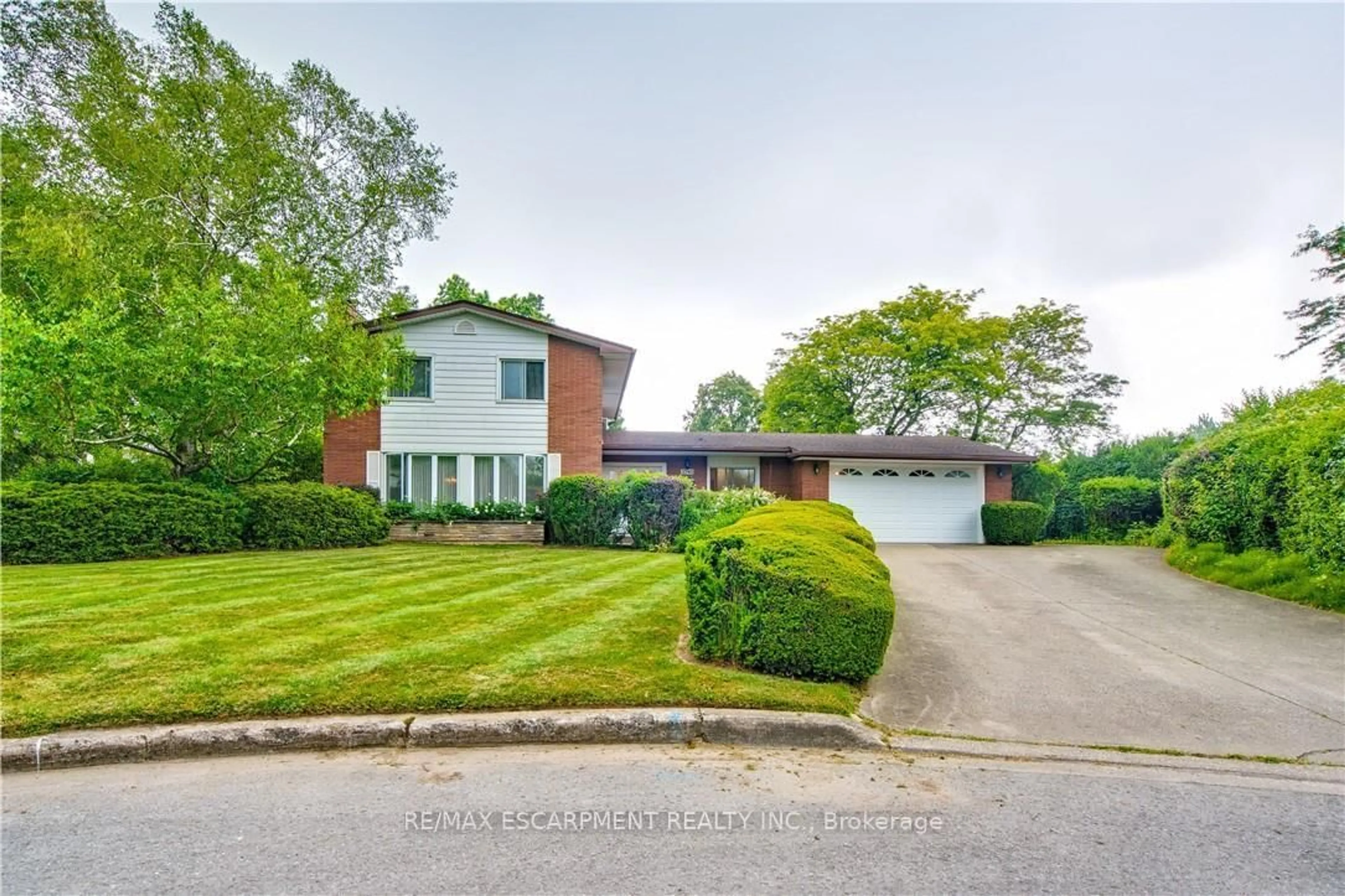 A pic from outside/outdoor area/front of a property/back of a property/a pic from drone, street for 3546 Eton Cres, Niagara Falls Ontario L2J 3B5