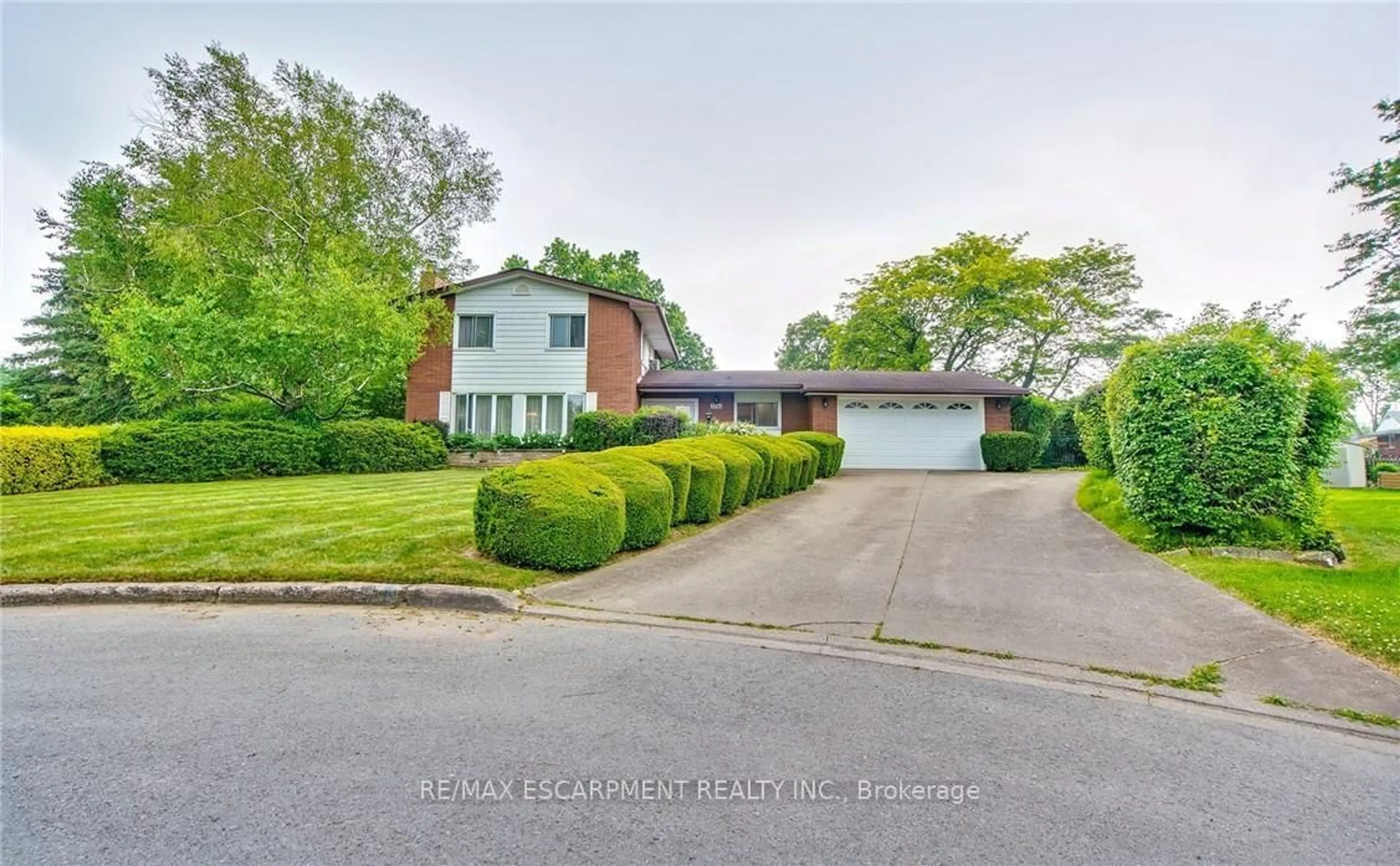 A pic from outside/outdoor area/front of a property/back of a property/a pic from drone, street for 3546 Eton Cres, Niagara Falls Ontario L2J 3B5