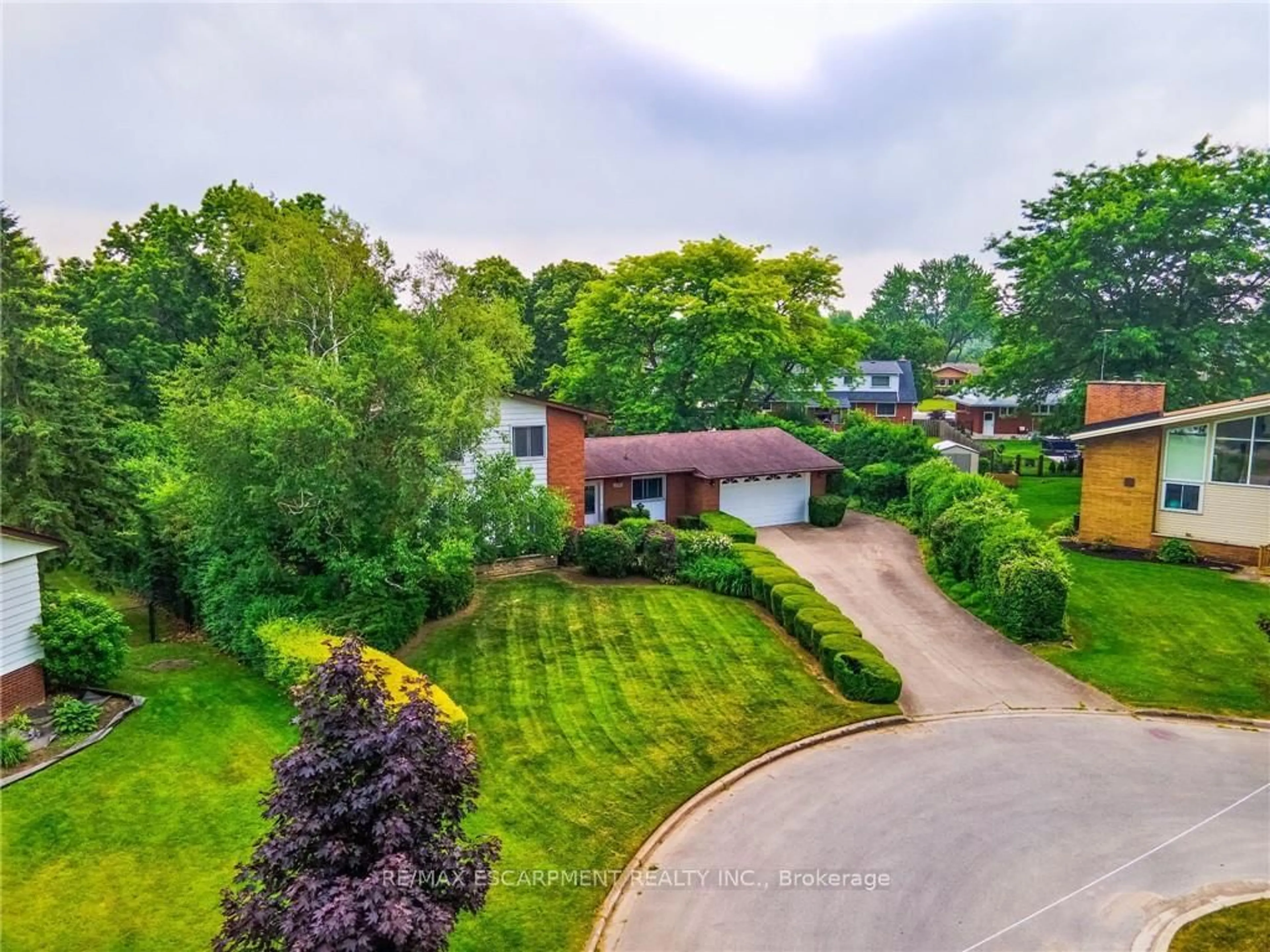 A pic from outside/outdoor area/front of a property/back of a property/a pic from drone, street for 3546 Eton Cres, Niagara Falls Ontario L2J 3B5