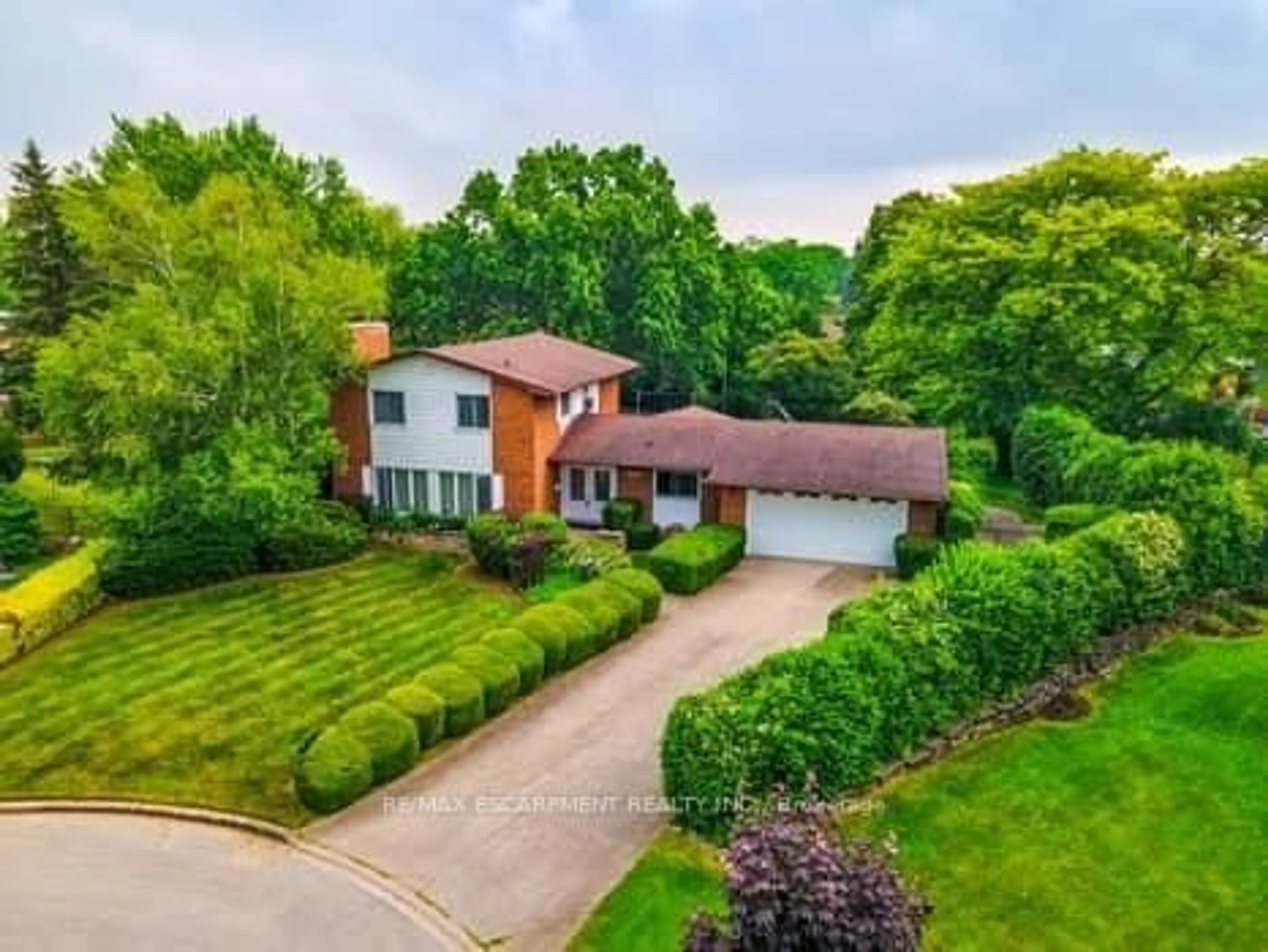 A pic from outside/outdoor area/front of a property/back of a property/a pic from drone, street for 3546 Eton Cres, Niagara Falls Ontario L2J 3B5