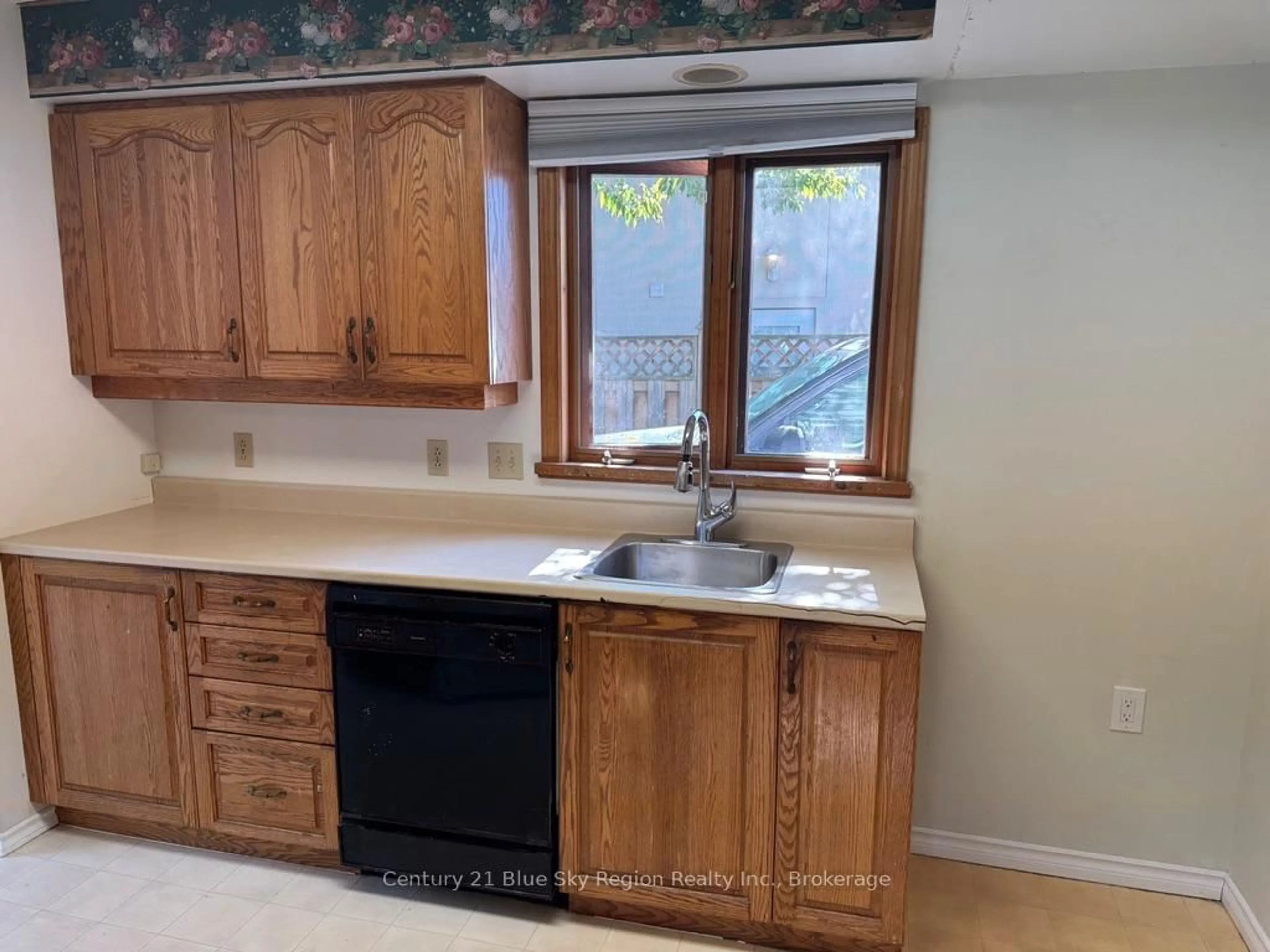 Standard kitchen, ceramic/tile floor for 140 Fifth Ave, North Bay Ontario P1B 3N5