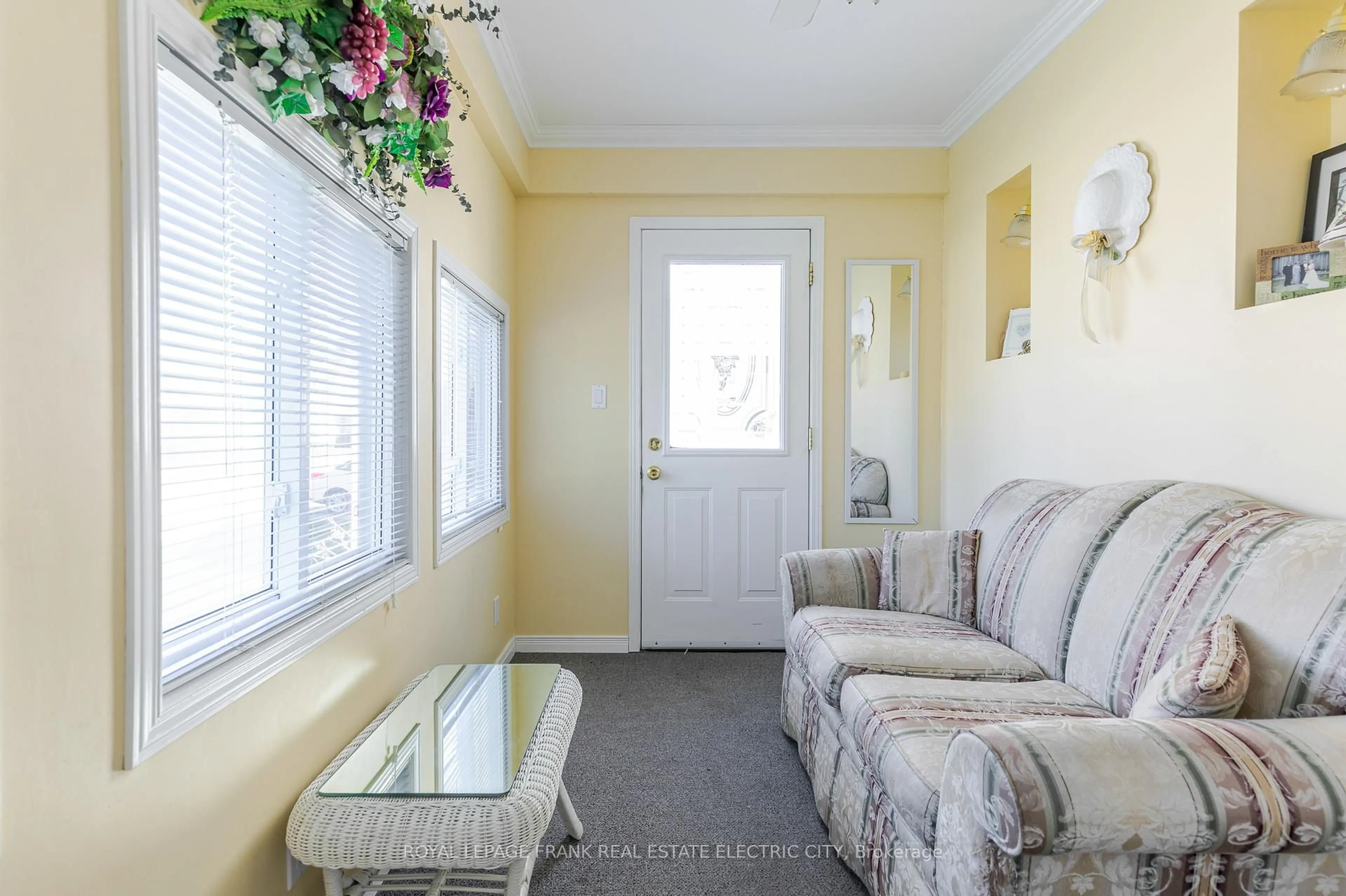 Indoor entryway for 287 McGill St, Peterborough Ontario K9J 1W4