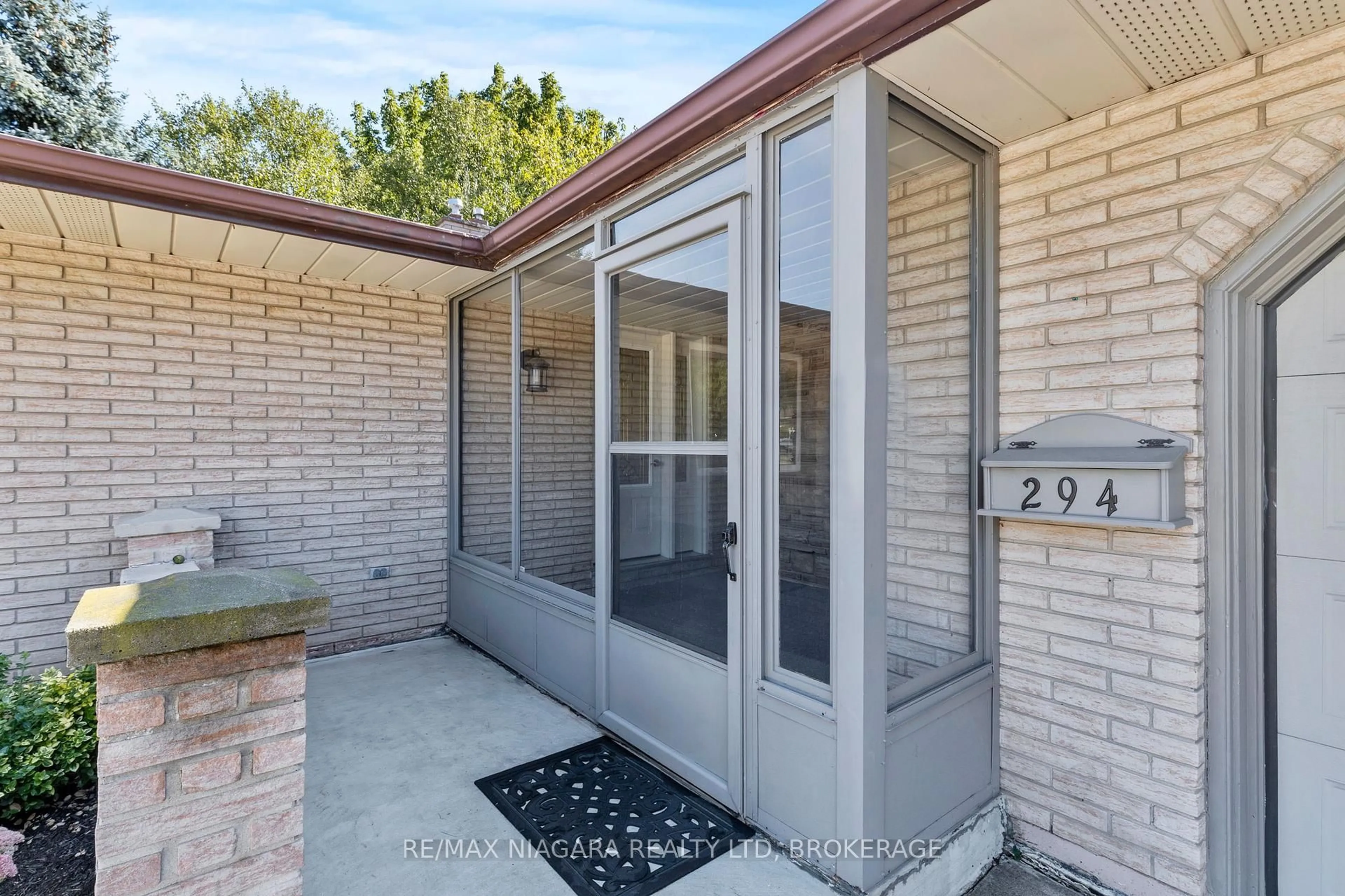 Indoor entryway for 294 Lakeshore Rd, St. Catharines Ontario L2M 6C3