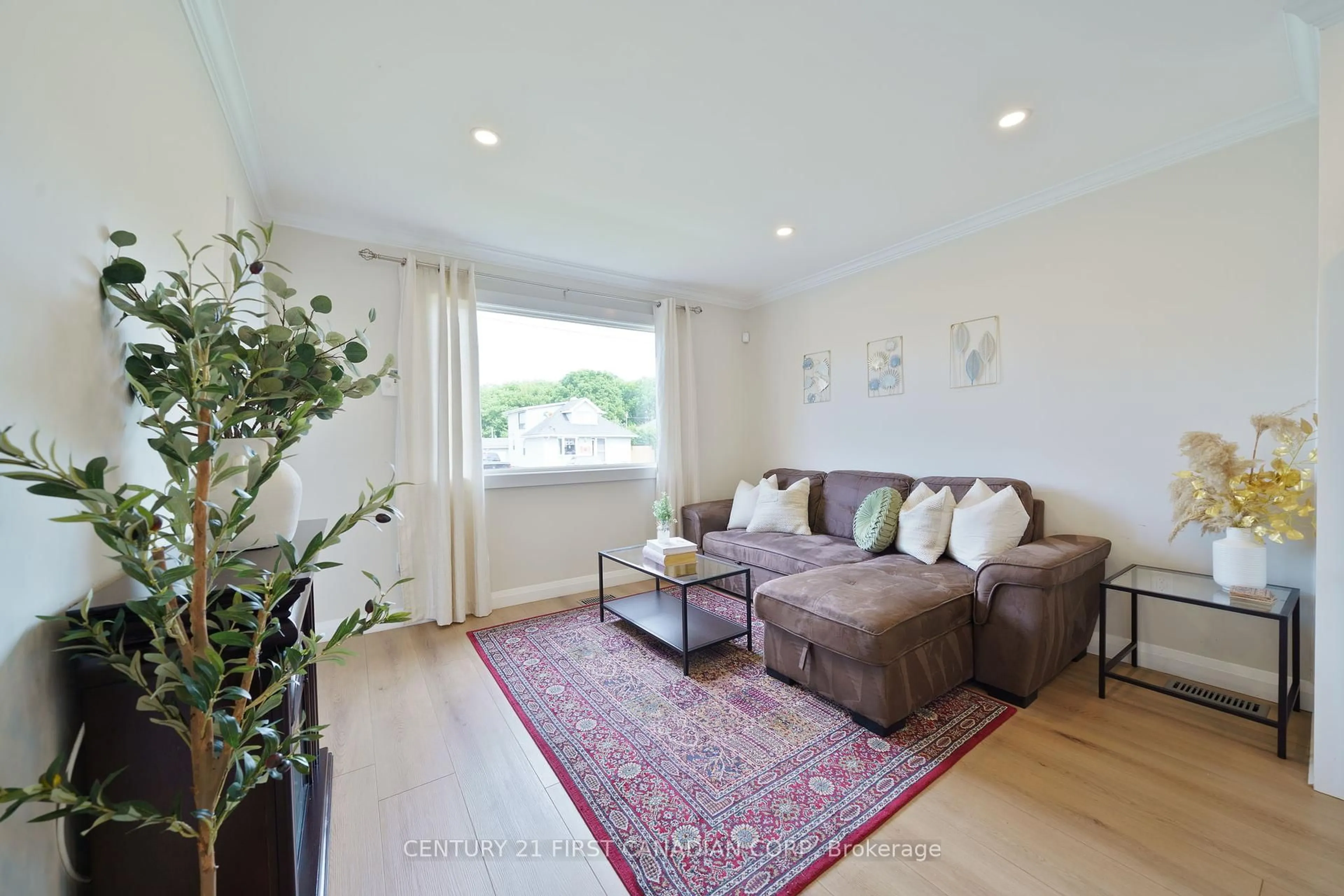 Living room with furniture, wood/laminate floor for 79 Hume St, London East Ontario N5Z 2P1