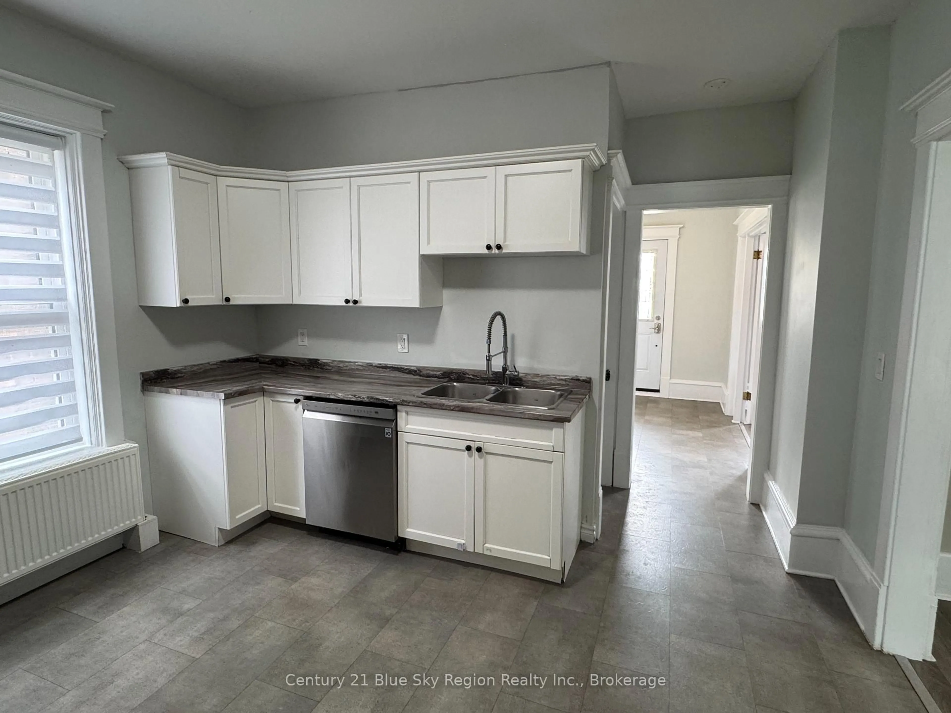 Standard kitchen, unknown for 136 Second Ave, North Bay Ontario P1B 1L2