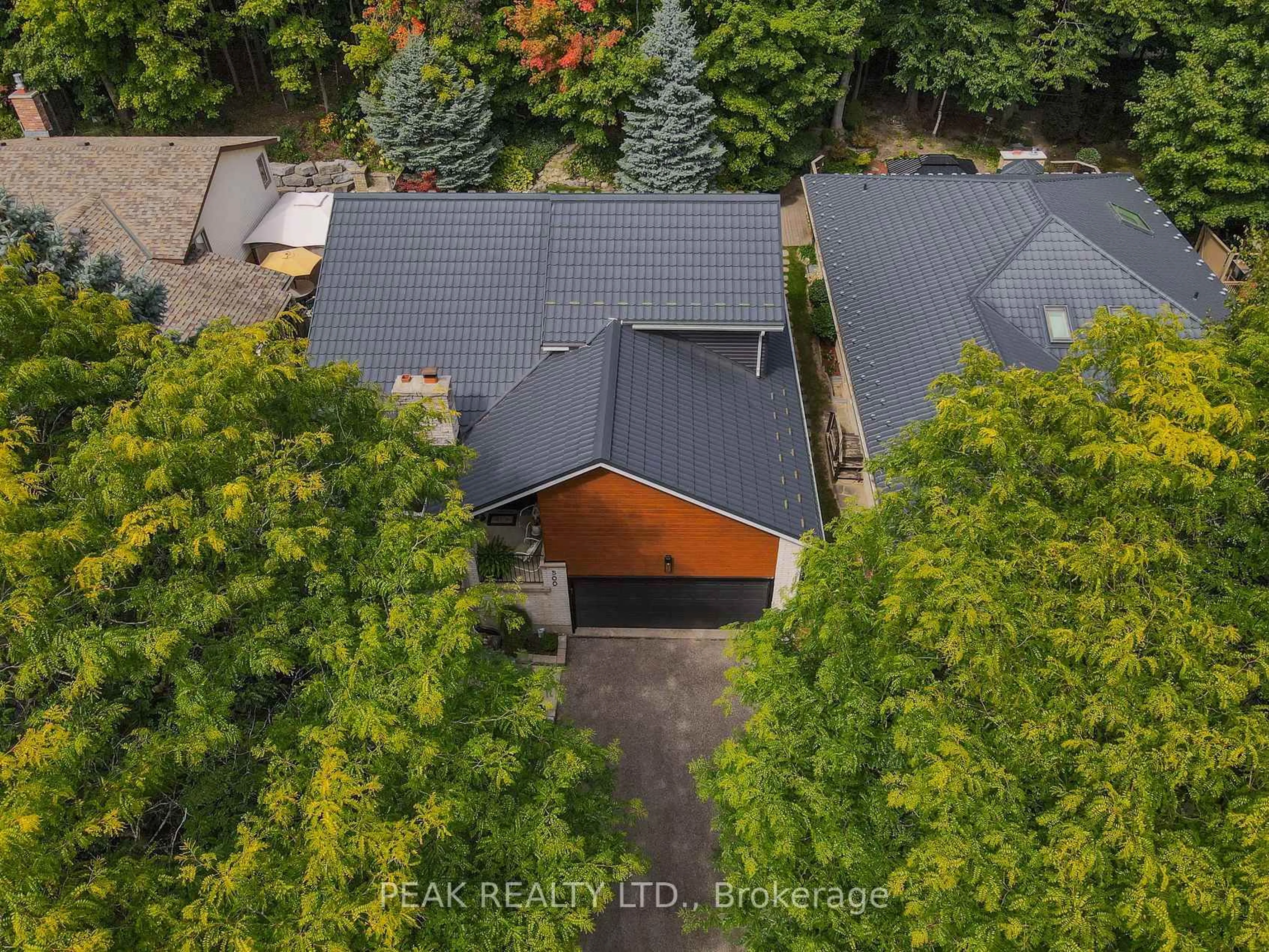 A pic from outside/outdoor area/front of a property/back of a property/a pic from drone, street for 500 Foxhill Pl, Waterloo Ontario N2T 1X7