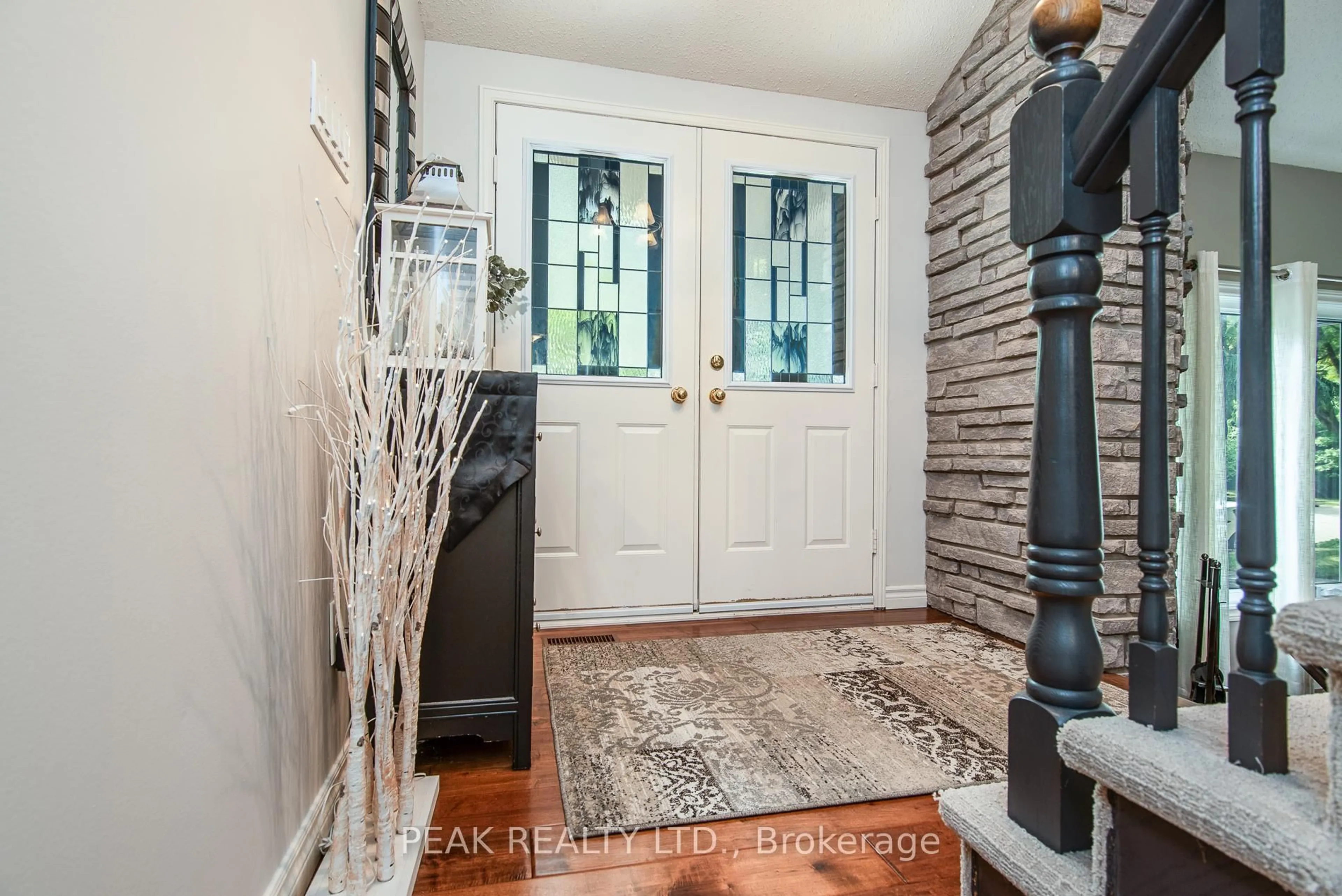 Indoor entryway for 500 Foxhill Pl, Waterloo Ontario N2T 1X7