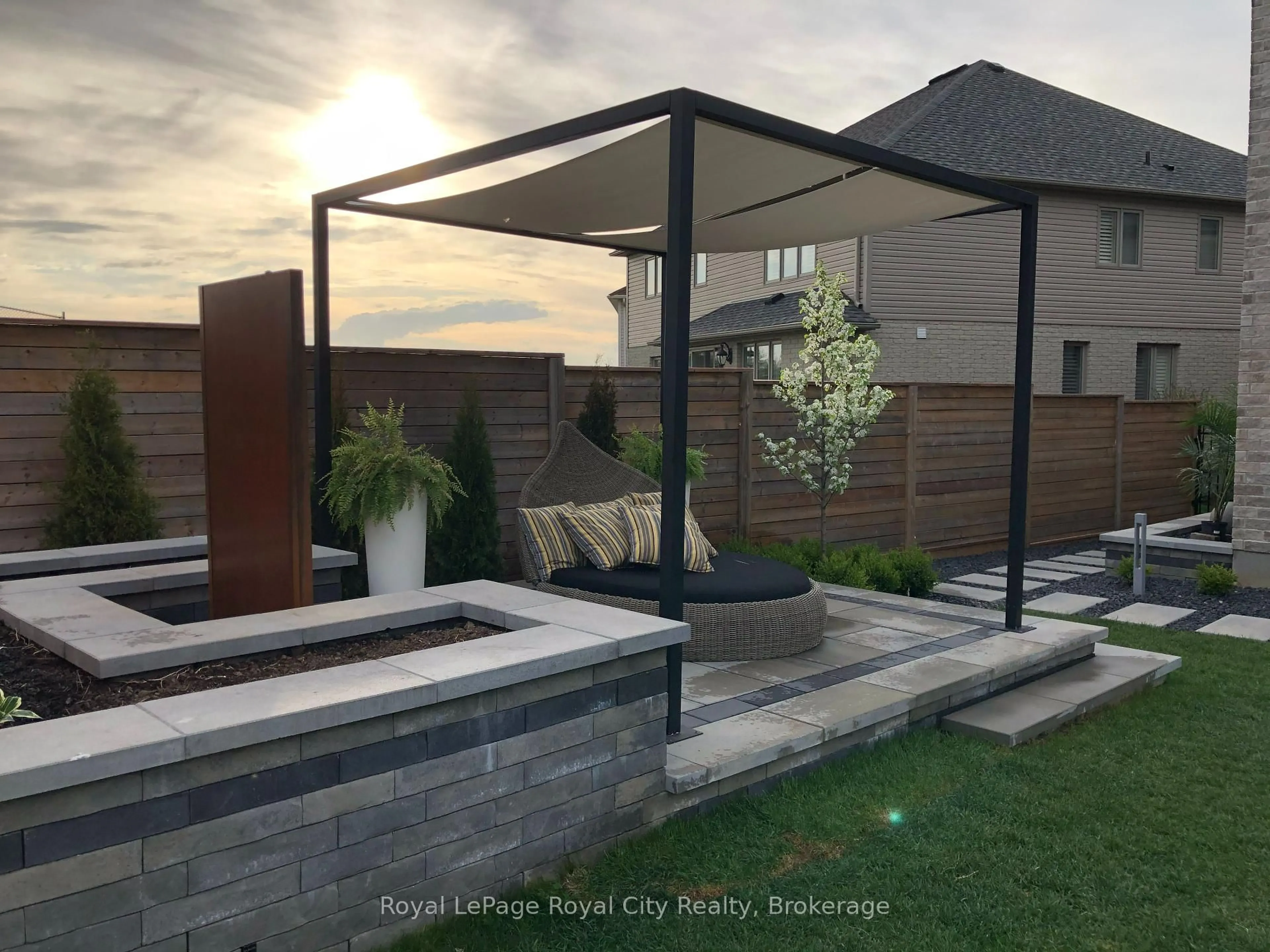 Patio, street for 303 Gosling Gdns, Guelph Ontario N1L 0M1