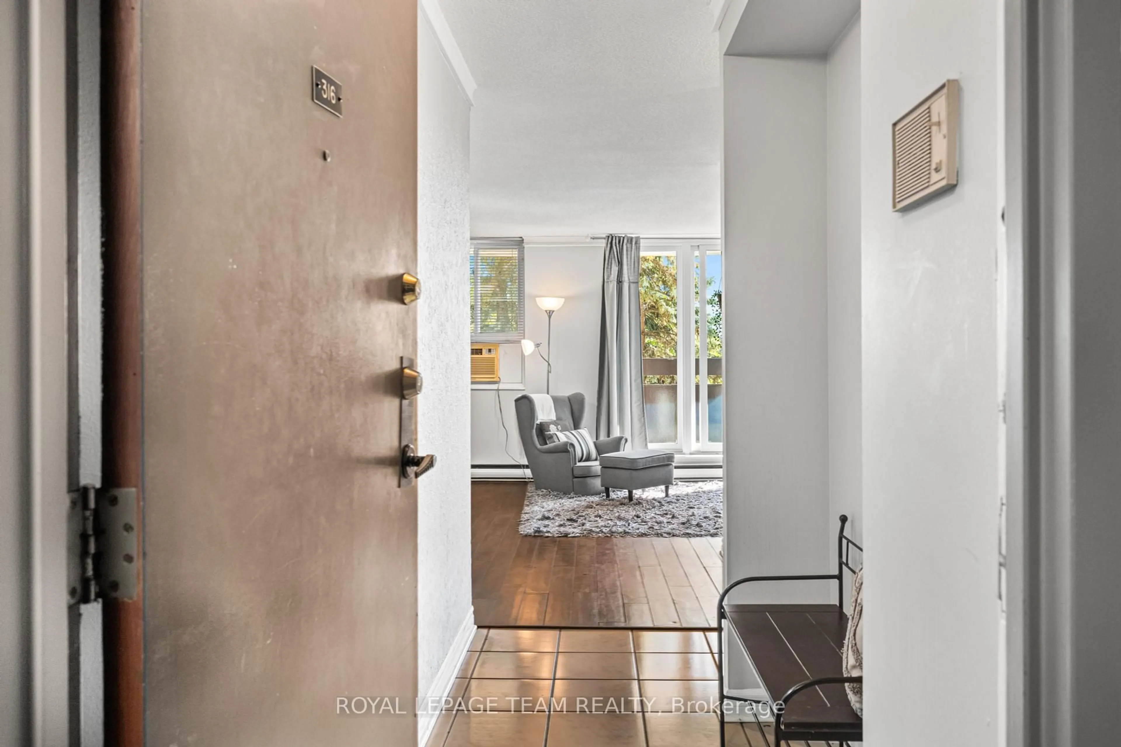 Indoor entryway for 2000 Jasmine Cres #316, Ottawa Ontario K1J 8K4