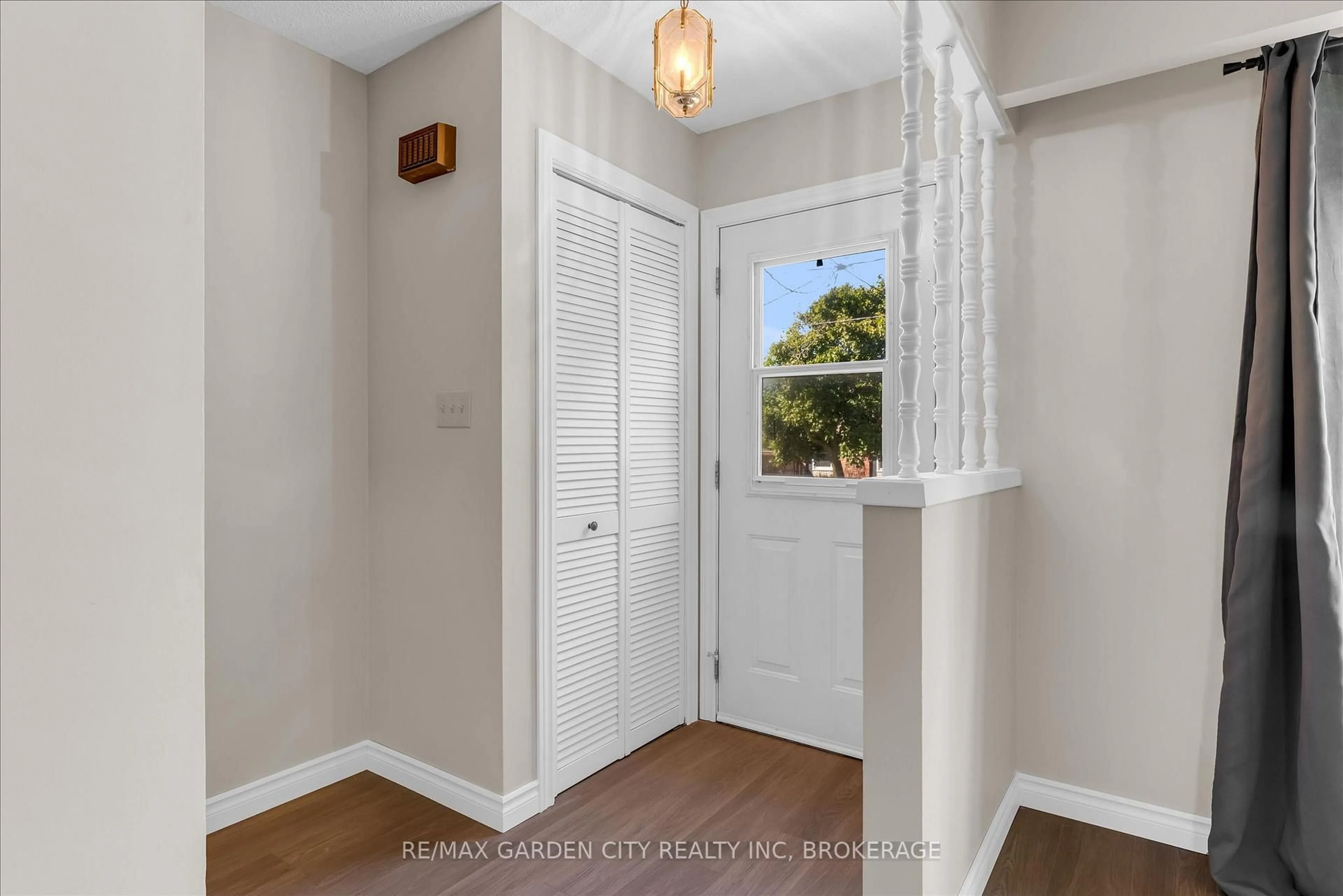 Indoor entryway for 196 St Augustine Dr, St. Catharines Ontario L2P 3L5