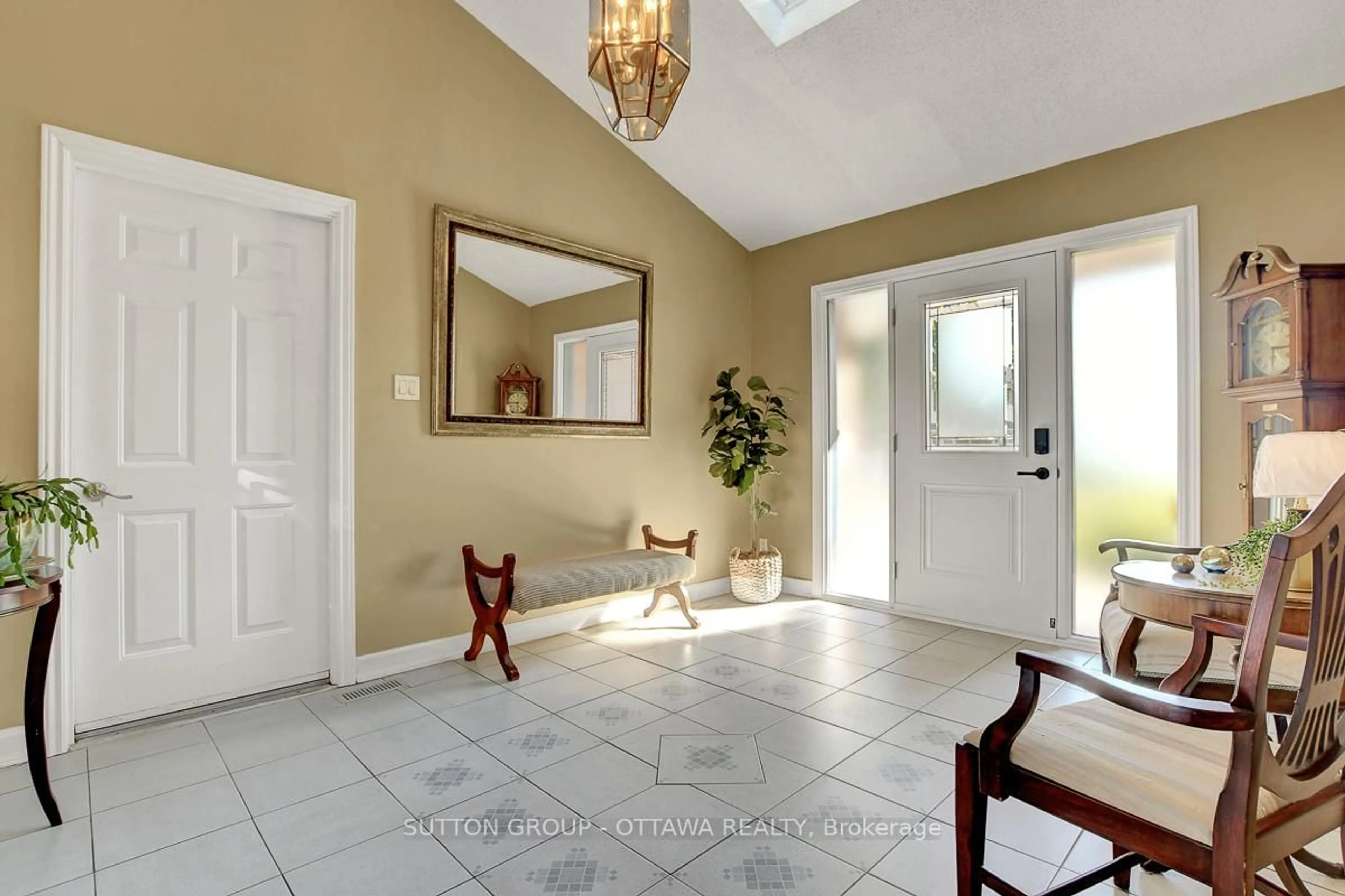 Indoor entryway for 124 Post Rd, Ottawa Ontario K2L 1L2