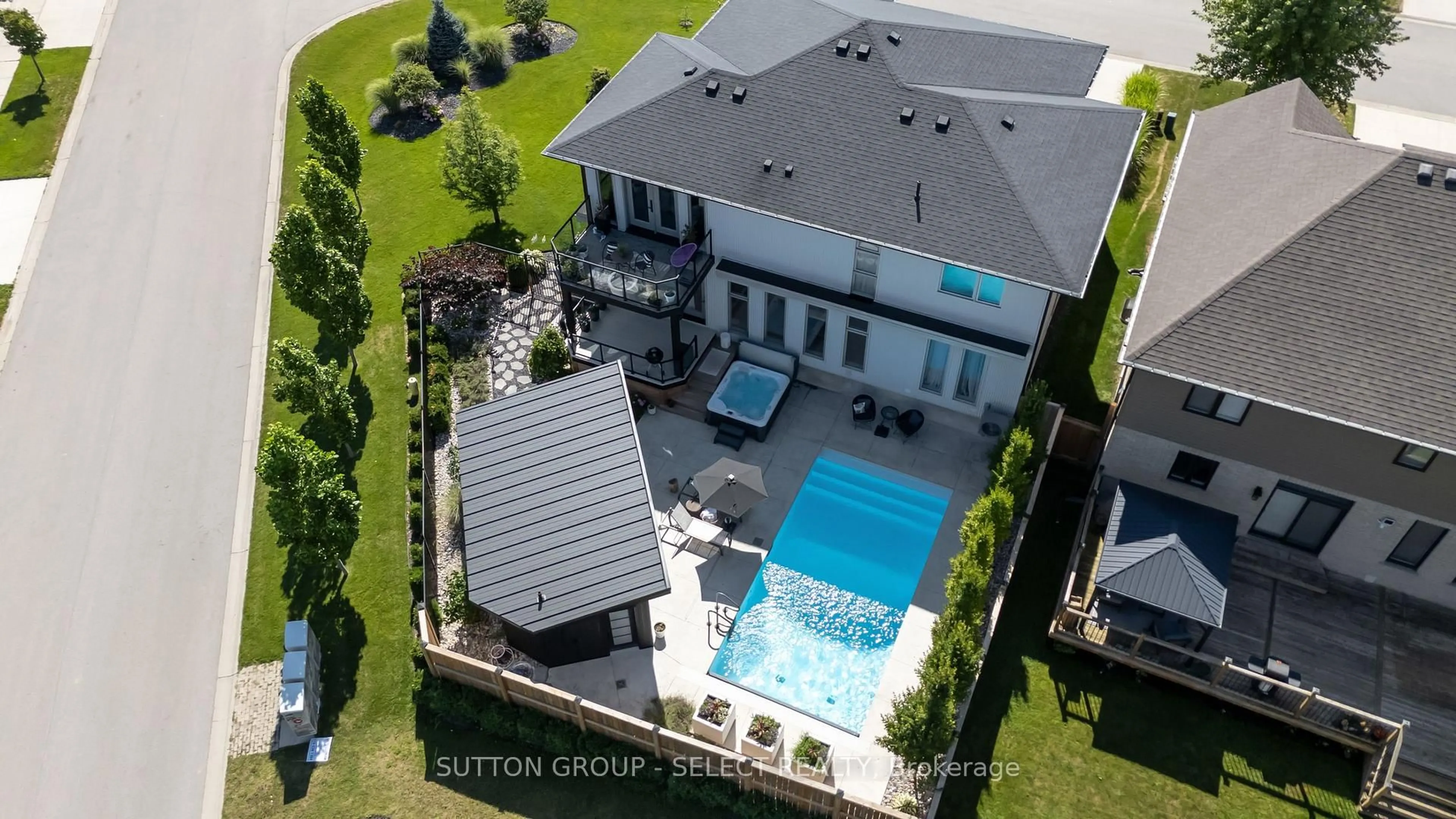 A pic from outside/outdoor area/front of a property/back of a property/a pic from drone, unknown for 7 Valleyview Cres, Middlesex Centre Ontario N0L 1R0