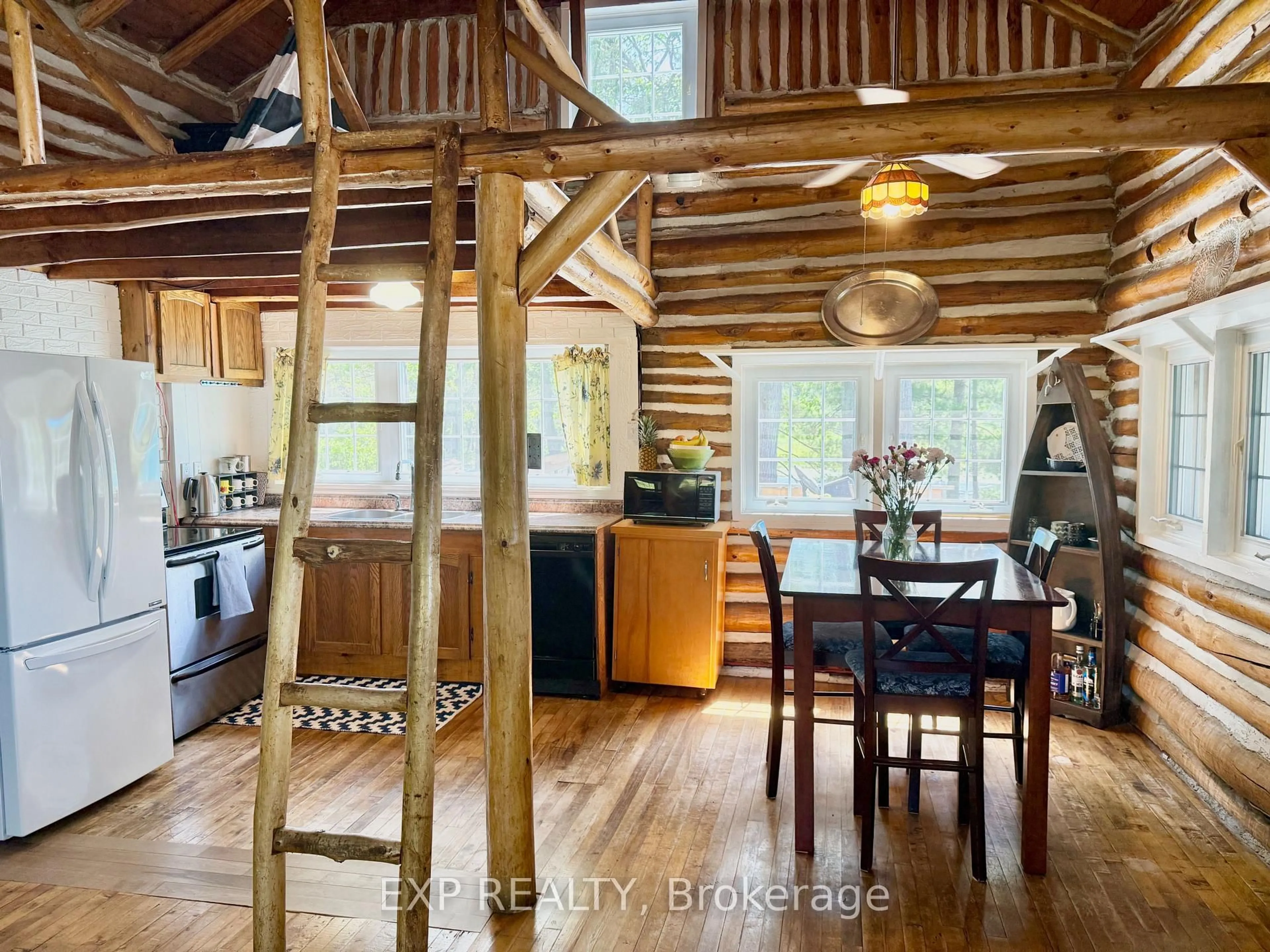 Rustic kitchen, wood/laminate floor for 2 Island 860, Georgian Bay Ontario L0K 1S0