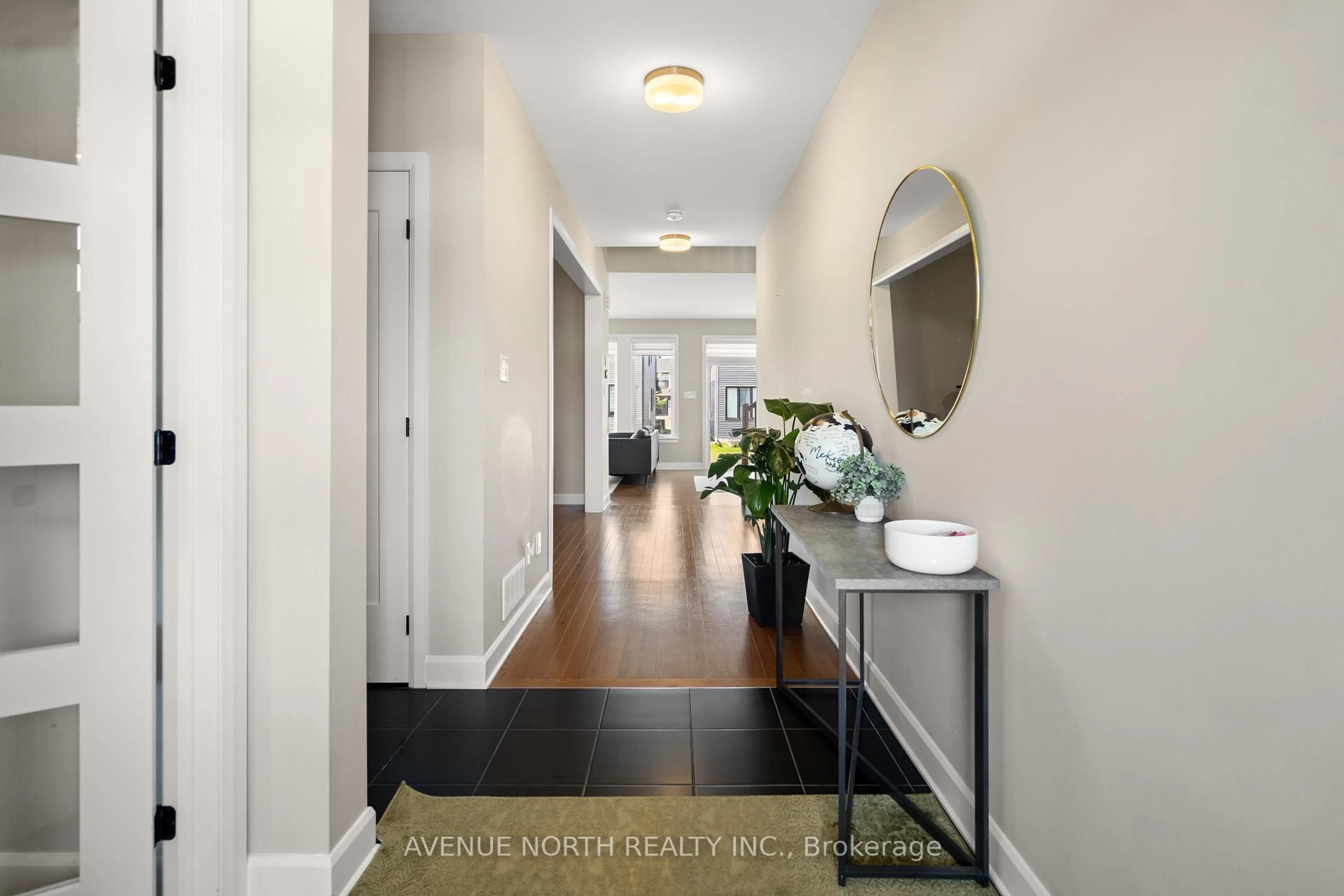 Indoor entryway for 809 GAMBLE Dr, Russell Ontario K4R 0G6