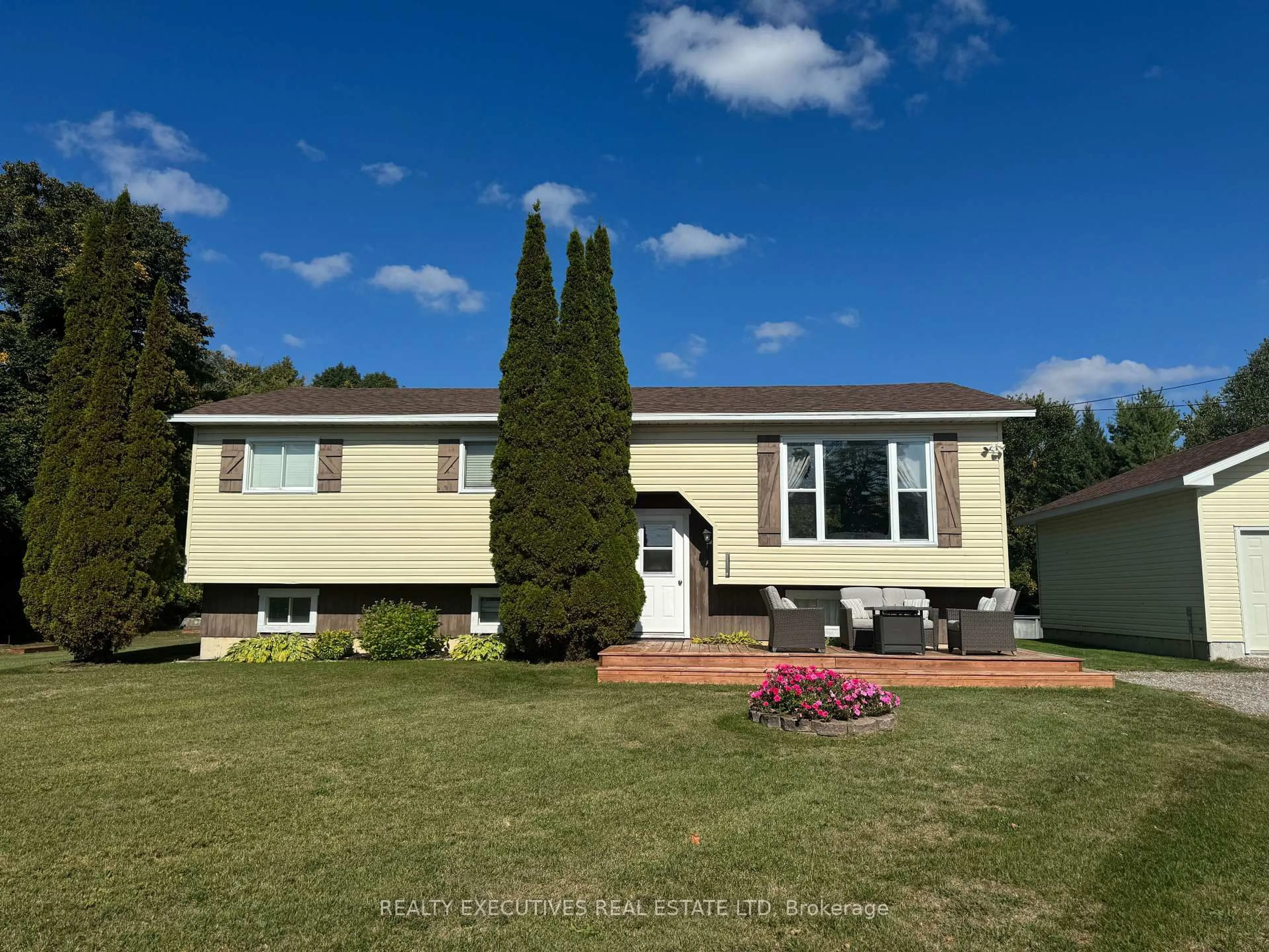 Home with vinyl exterior material, unknown for 166 Best Rd, Smiths Falls Ontario K7A 4S4
