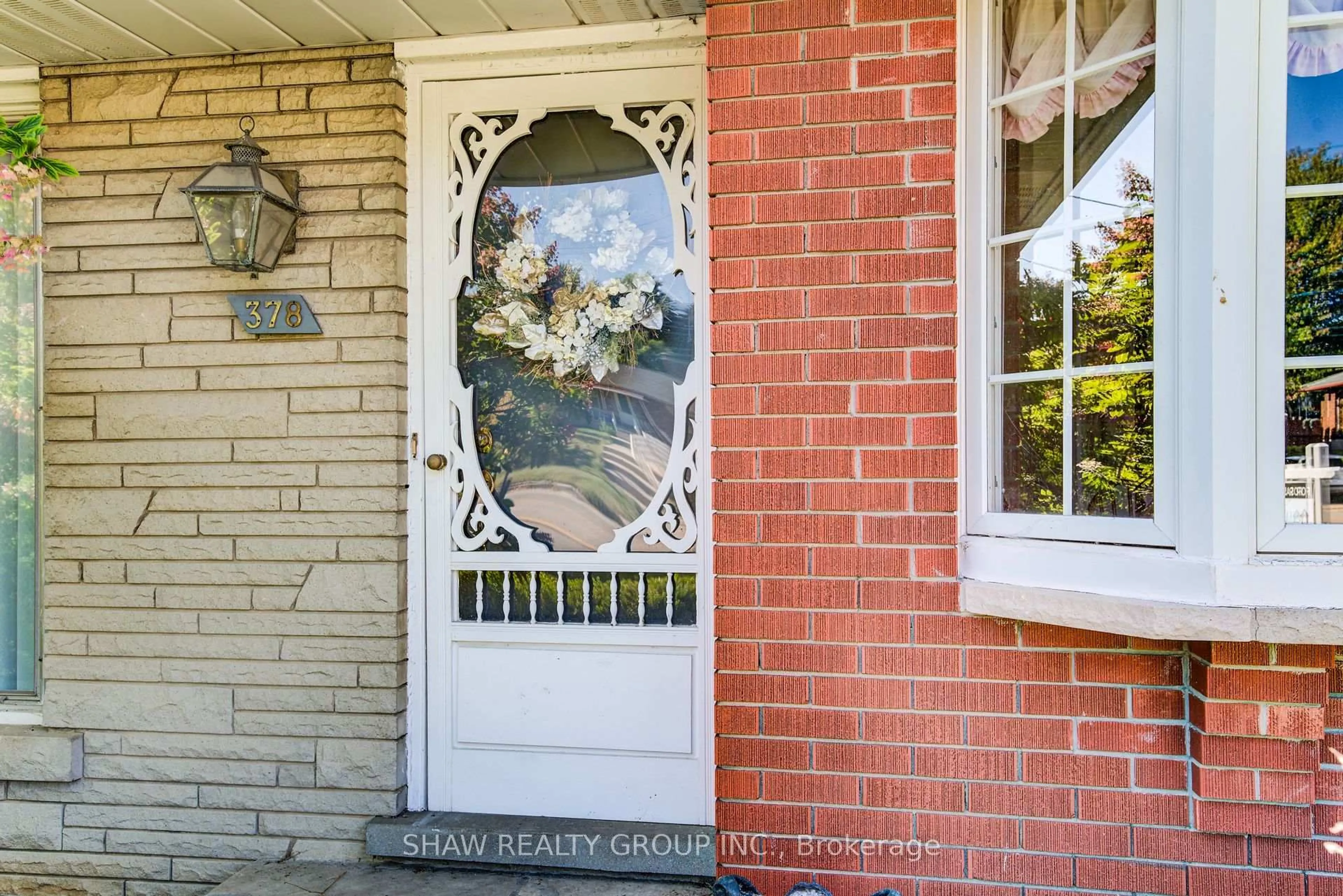 Indoor entryway for 378 Stevenson St, Guelph Ontario N1E 5C2
