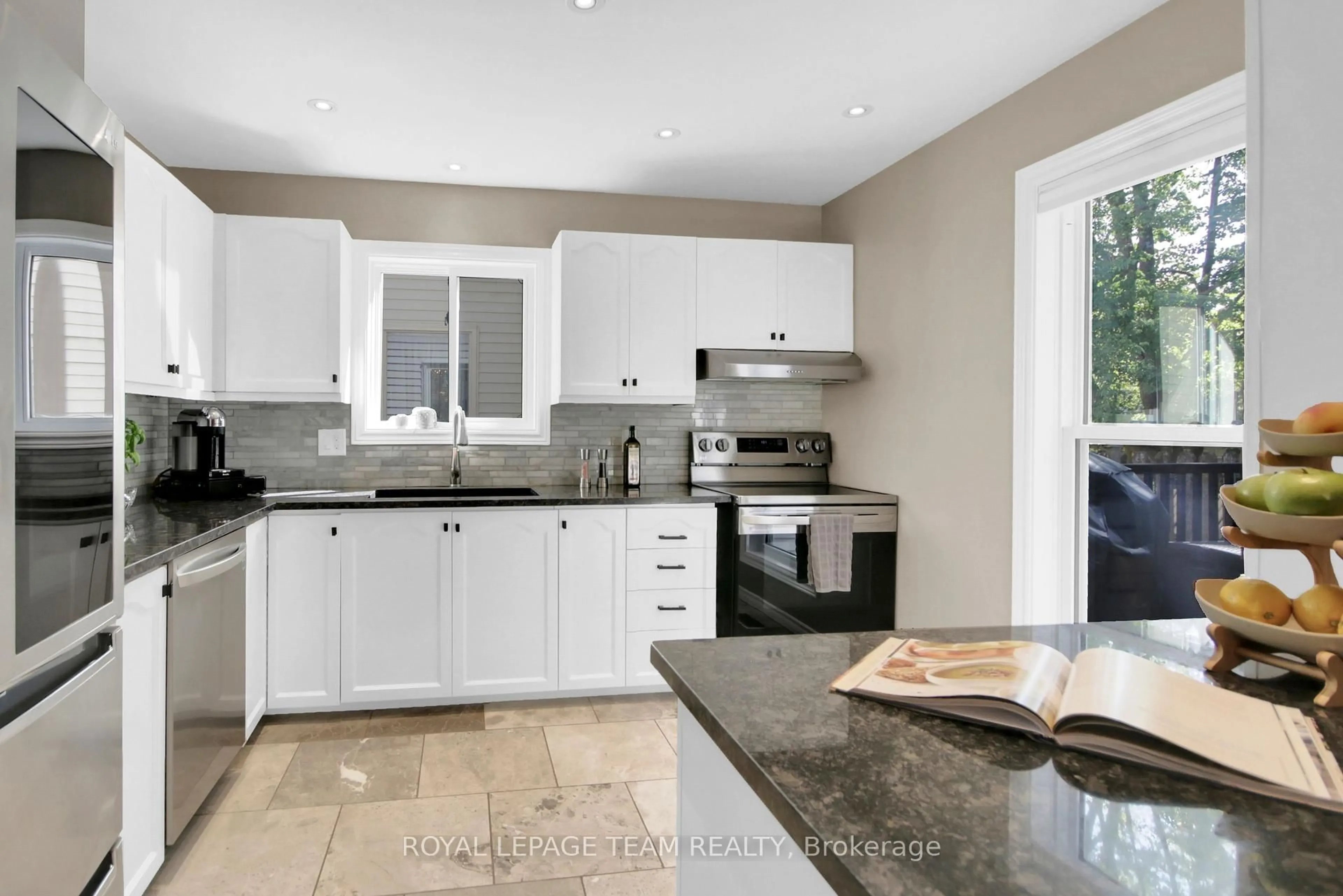 Unknown for 18 Victor St, Ottawa Ontario K2S 1H9