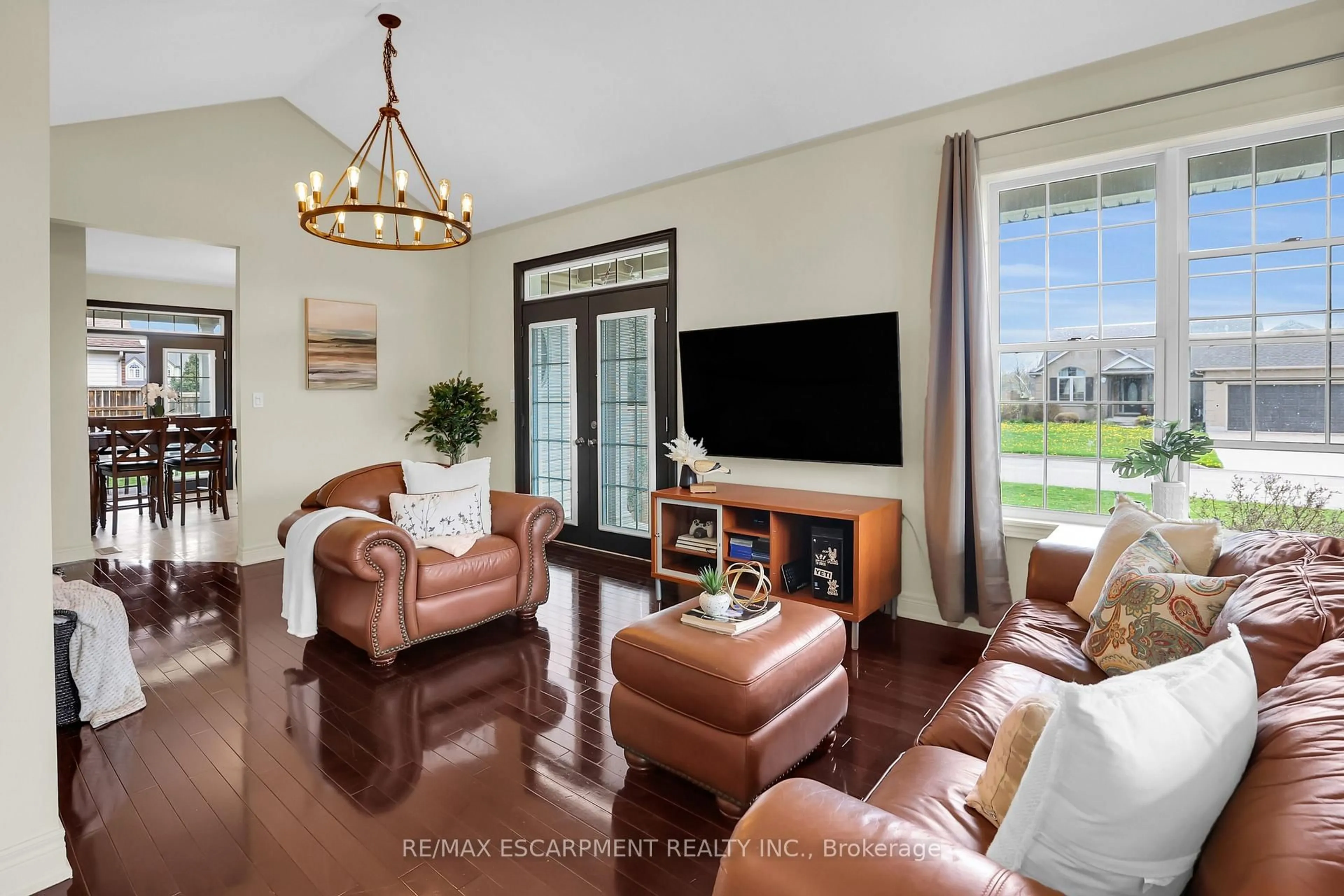 Living room with furniture, unknown for 3238 Charleston Dr, Fort Erie Ontario L0S 1N0