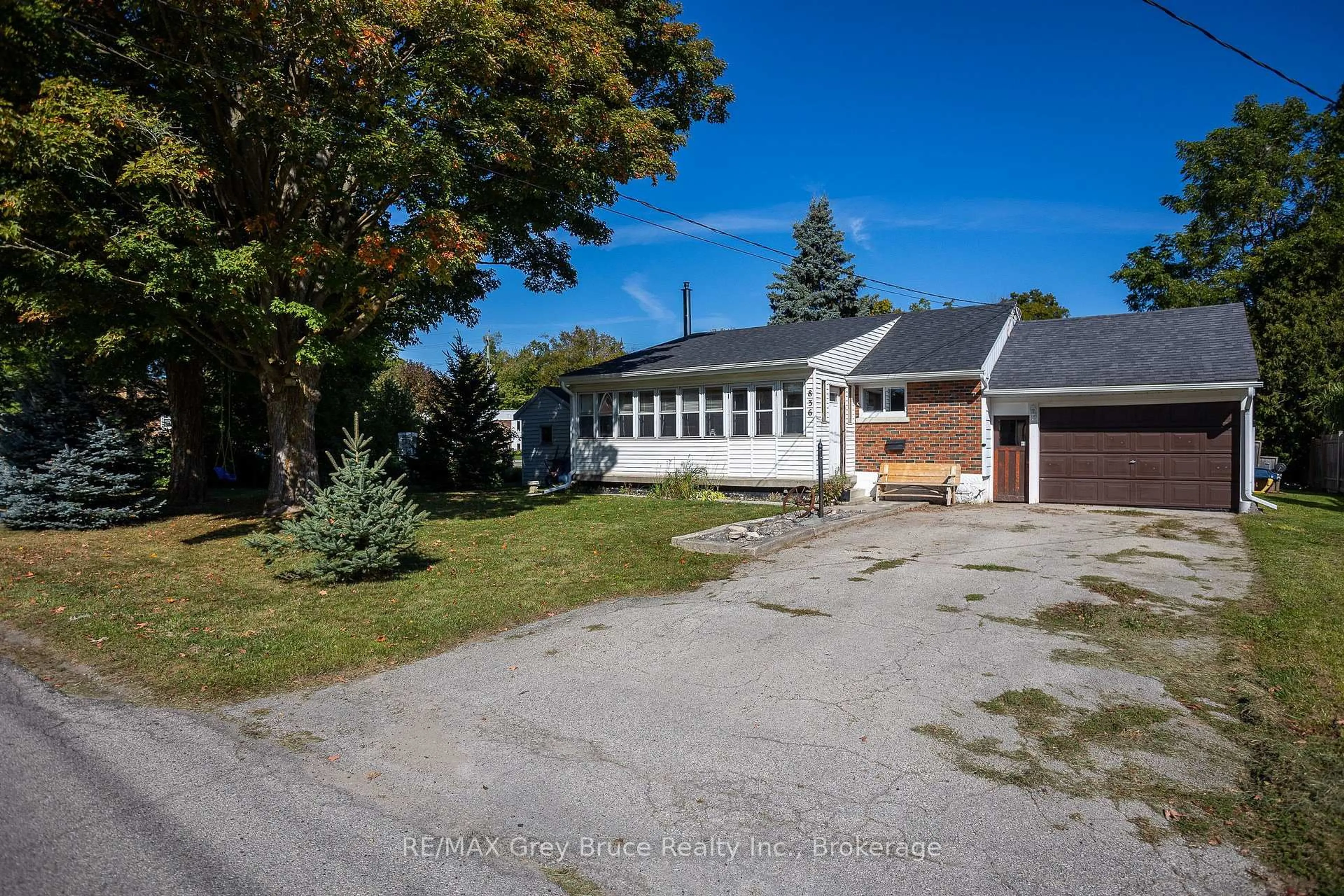 A pic from outside/outdoor area/front of a property/back of a property/a pic from drone, street for 836 11TH St, Owen Sound Ontario N4K 3T3