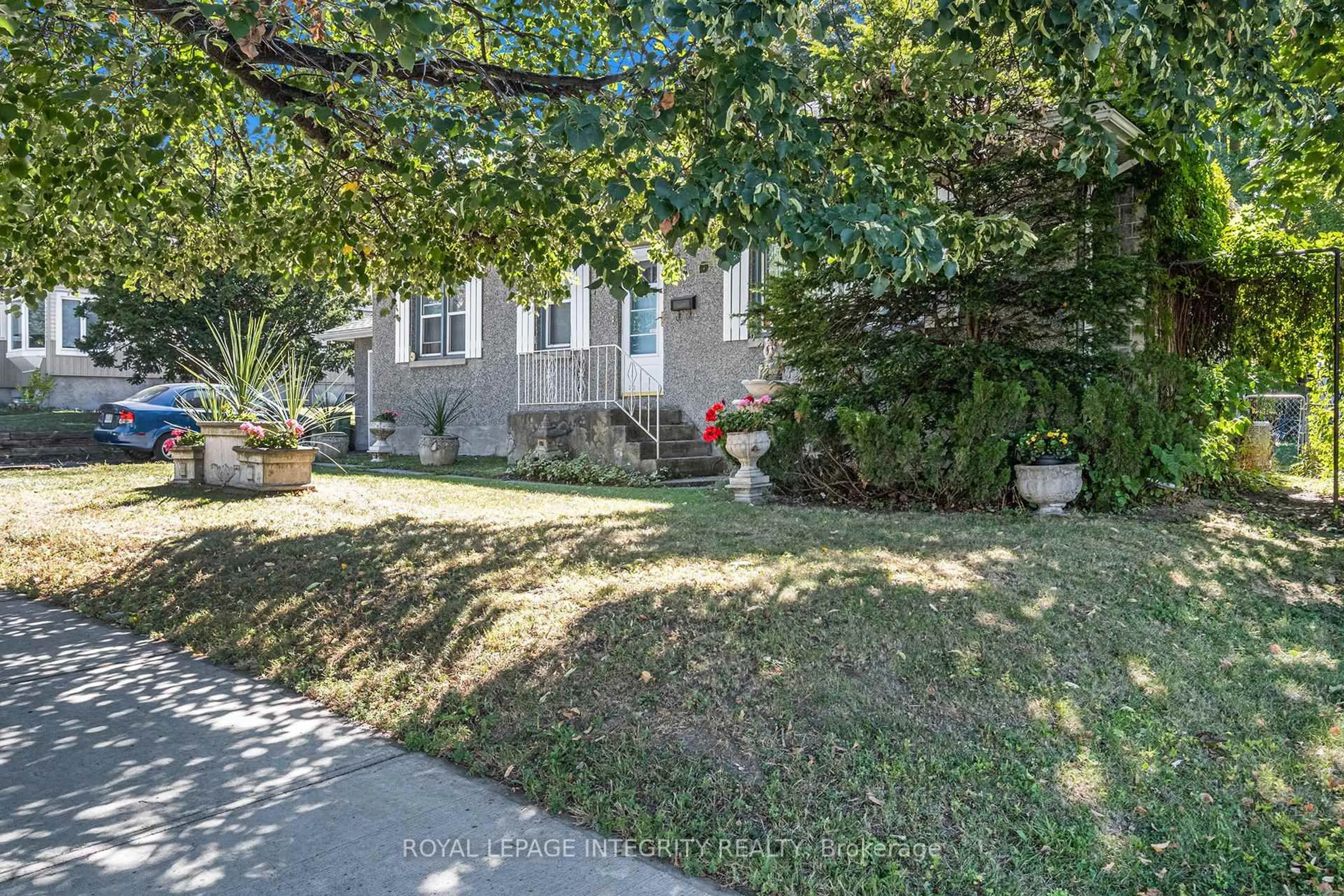 A pic from outside/outdoor area/front of a property/back of a property/a pic from drone, street for 1368 Kilborn Ave, Ottawa Ontario K1H 6L8