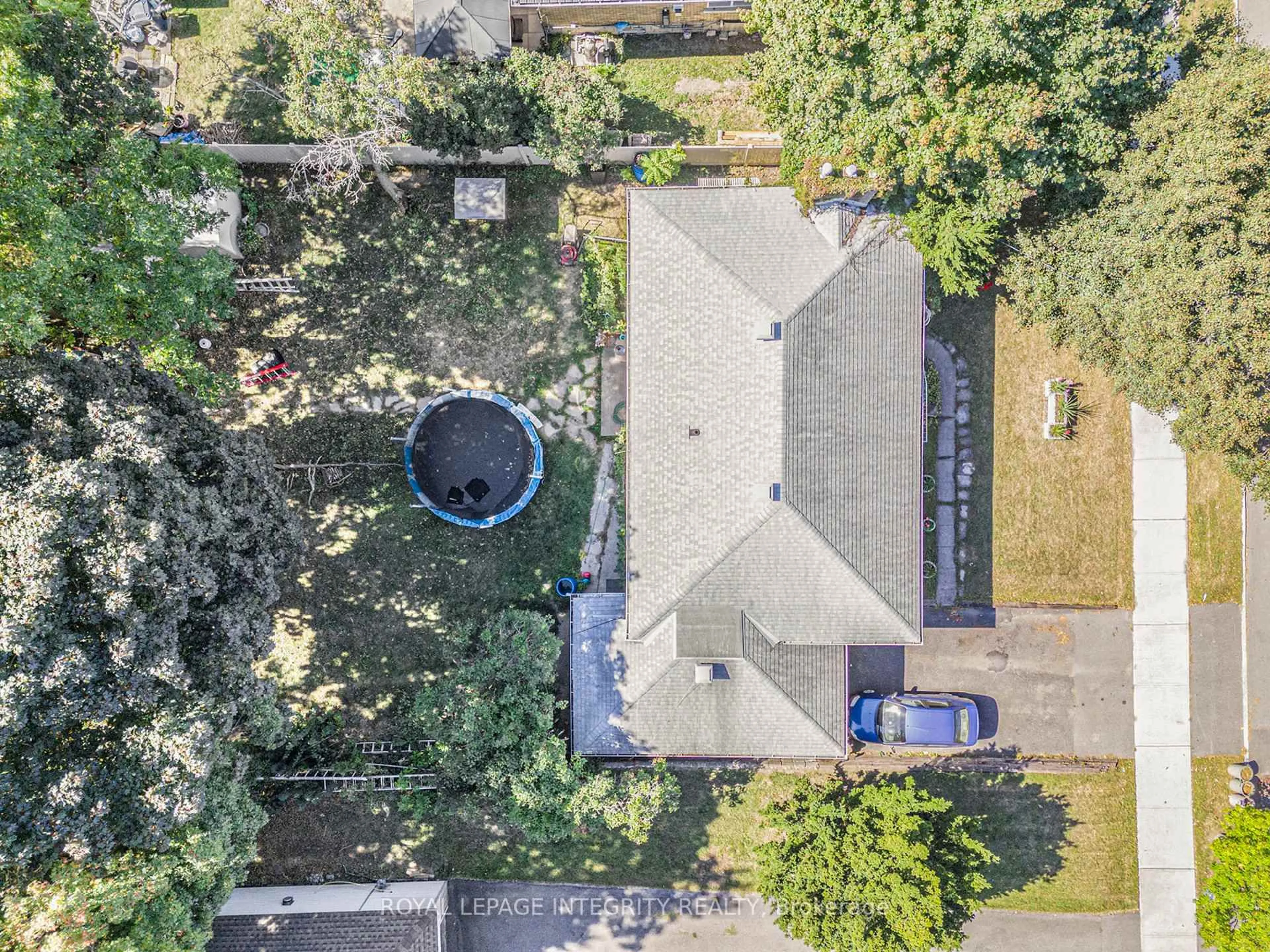 A pic from outside/outdoor area/front of a property/back of a property/a pic from drone, unknown for 1368 Kilborn Ave, Ottawa Ontario K1H 6L8