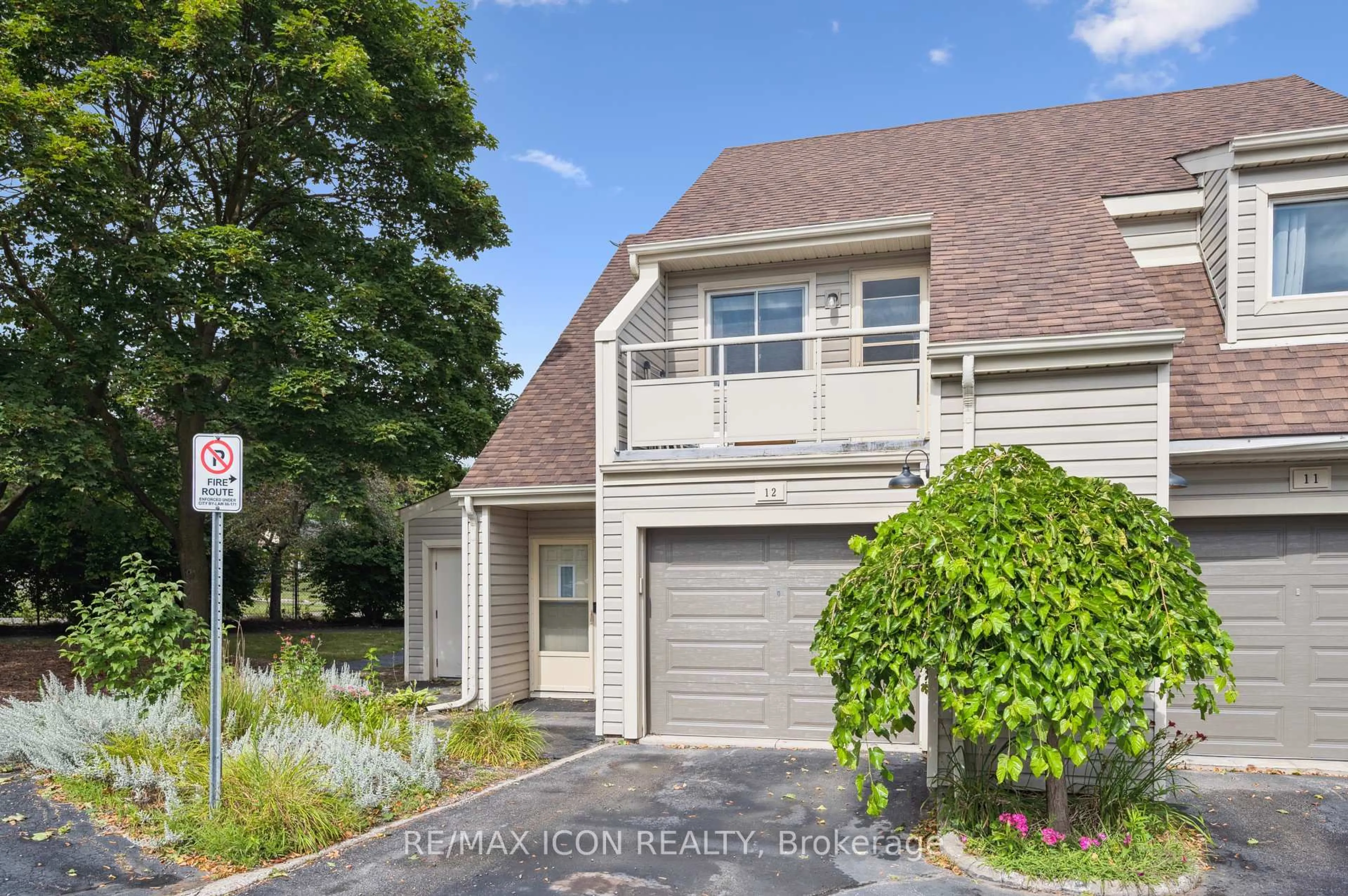 Home with vinyl exterior material, street for 337 Kingswood Dr #12, Kitchener Ontario N2E 1X5