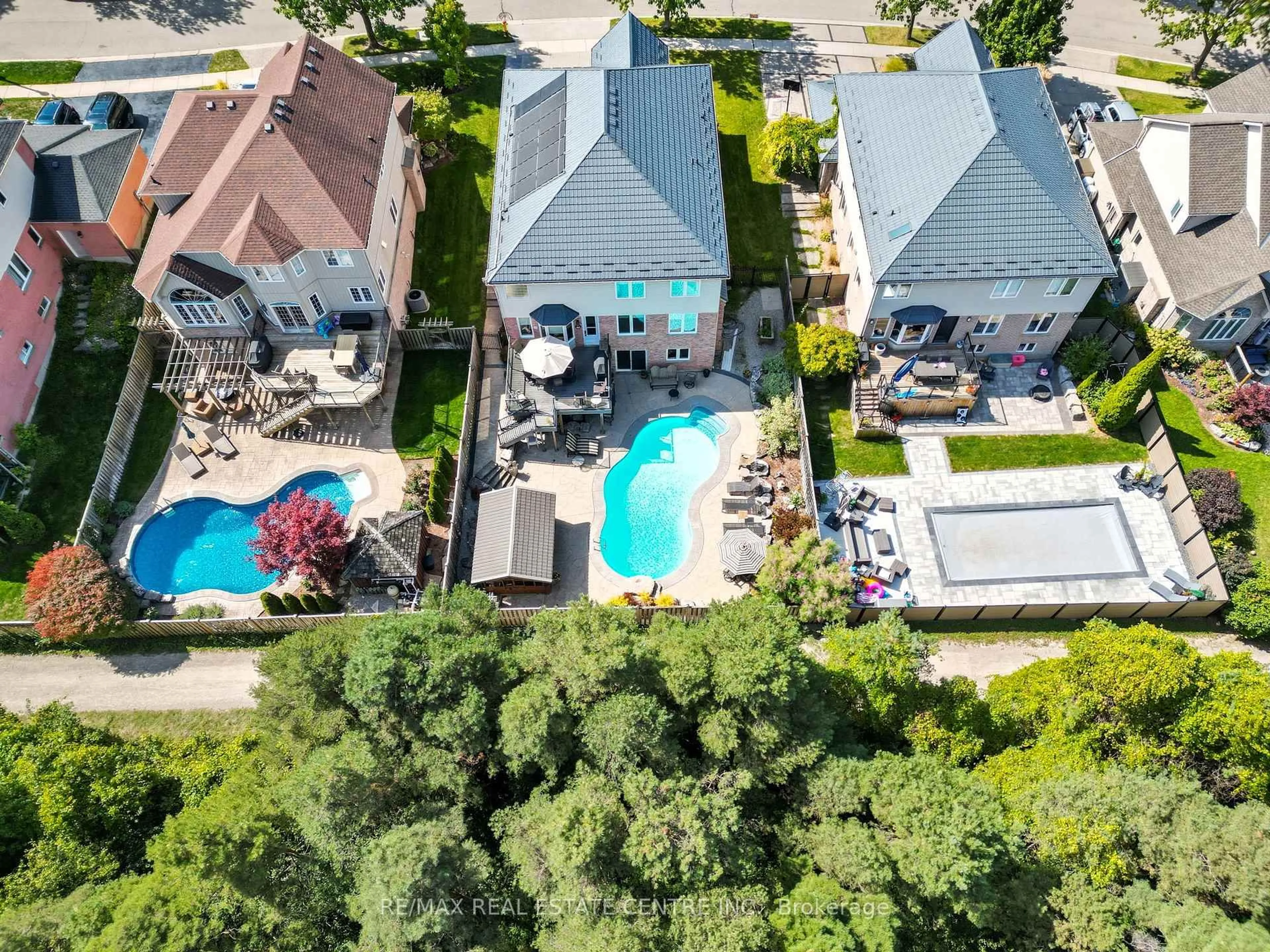 A pic from outside/outdoor area/front of a property/back of a property/a pic from drone, unknown for 58 Winding Wood Cres, Kitchener Ontario N2P 2L6