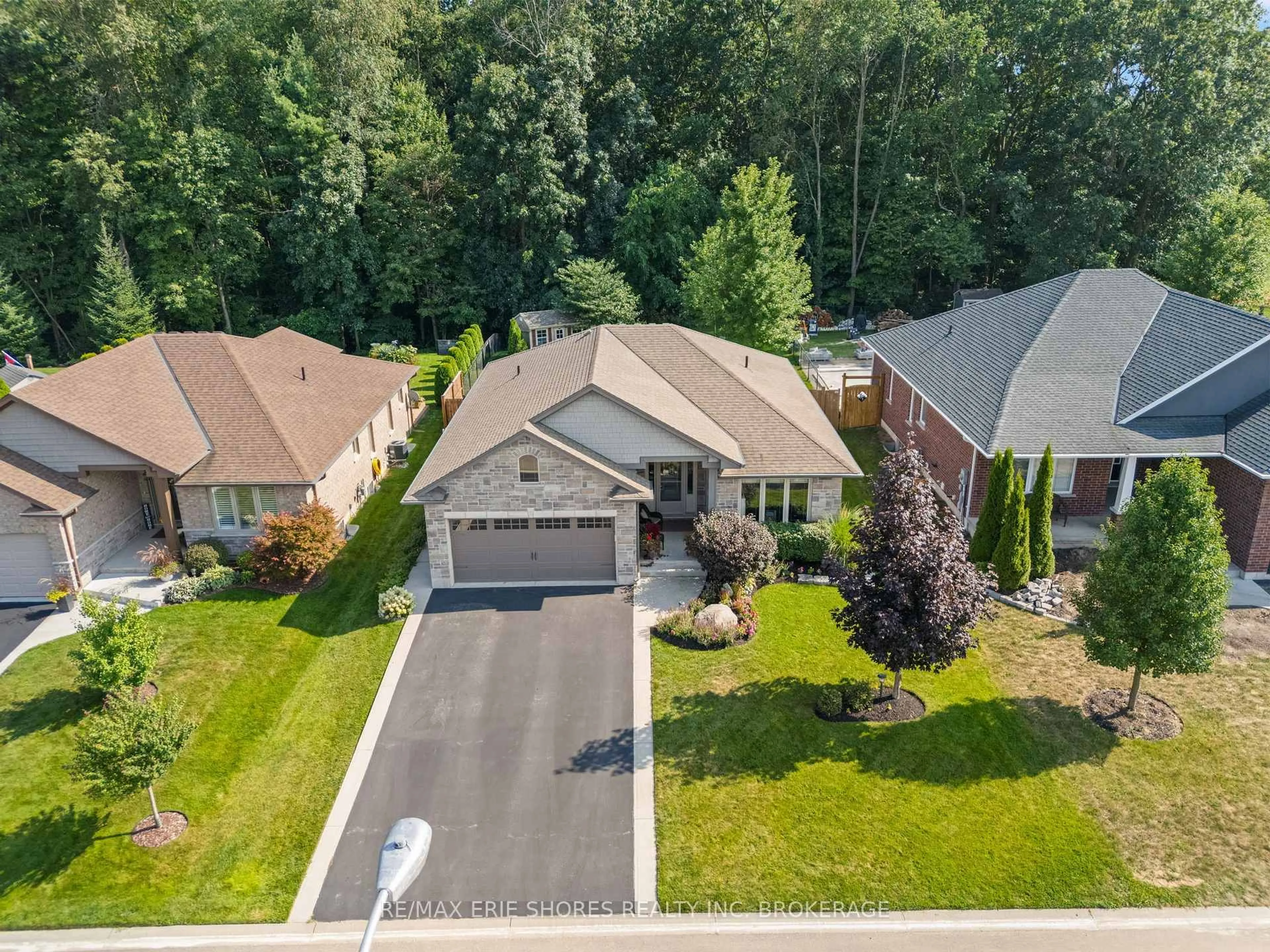 A pic from outside/outdoor area/front of a property/back of a property/a pic from drone, street for 55 Allandale Cres, Norfolk Ontario N3Y 0B4