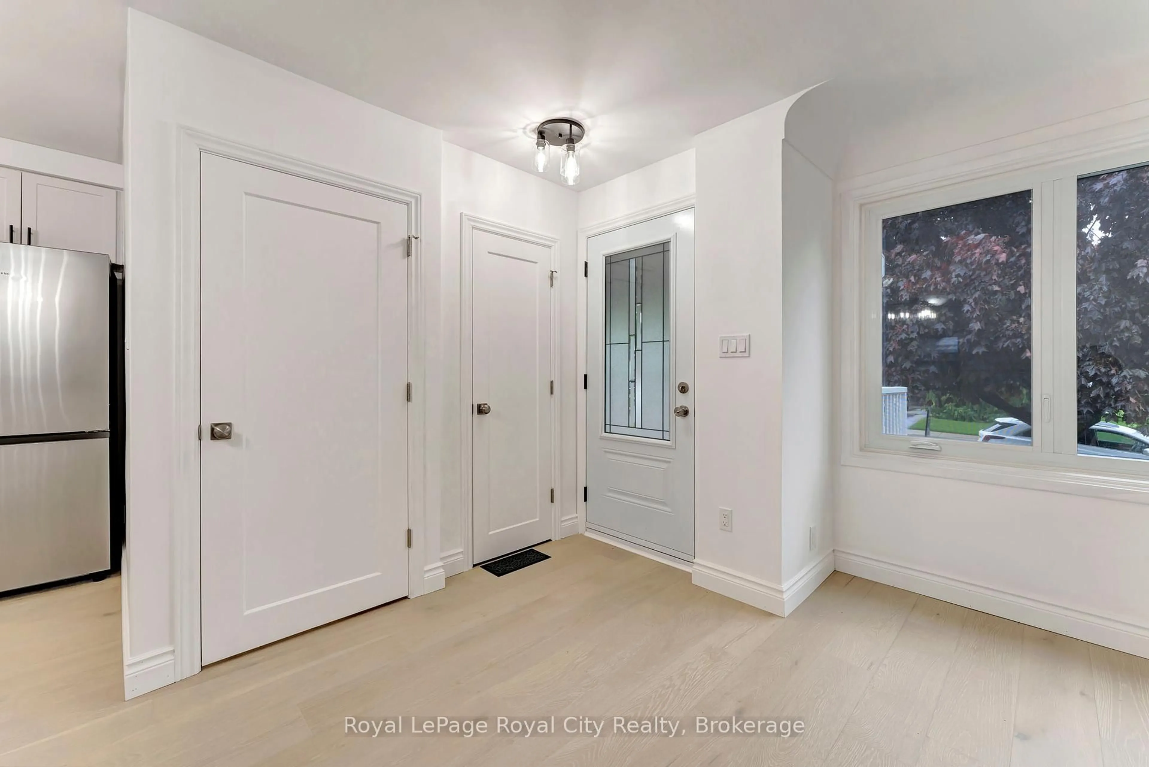 Indoor entryway for 379 East 27th St, Hamilton Ontario L8V 3H1