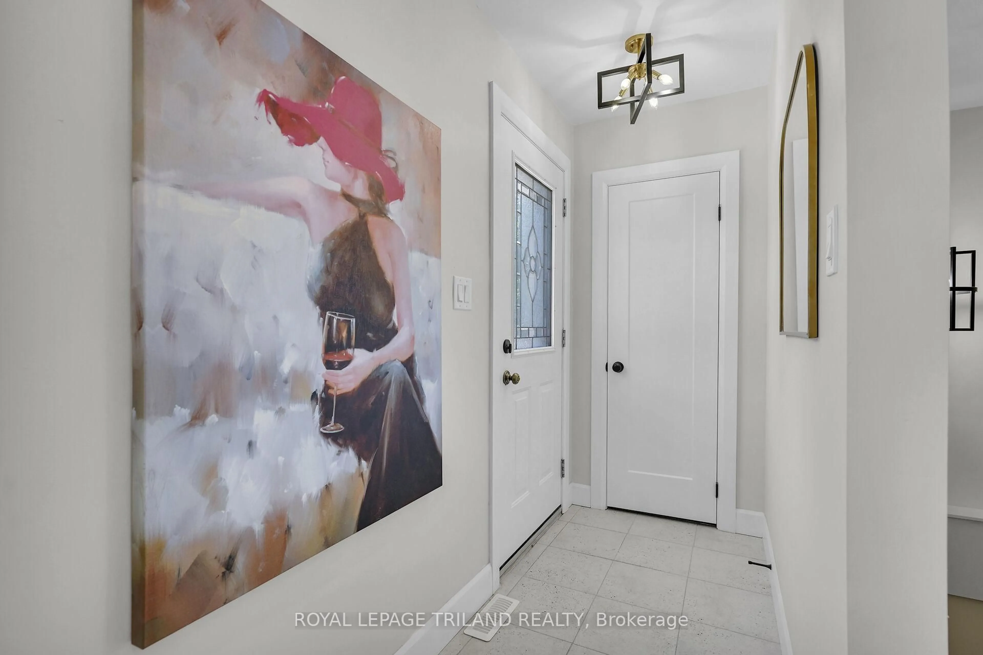 Indoor entryway for 377 Stephen St, London South Ontario N6K 2N4