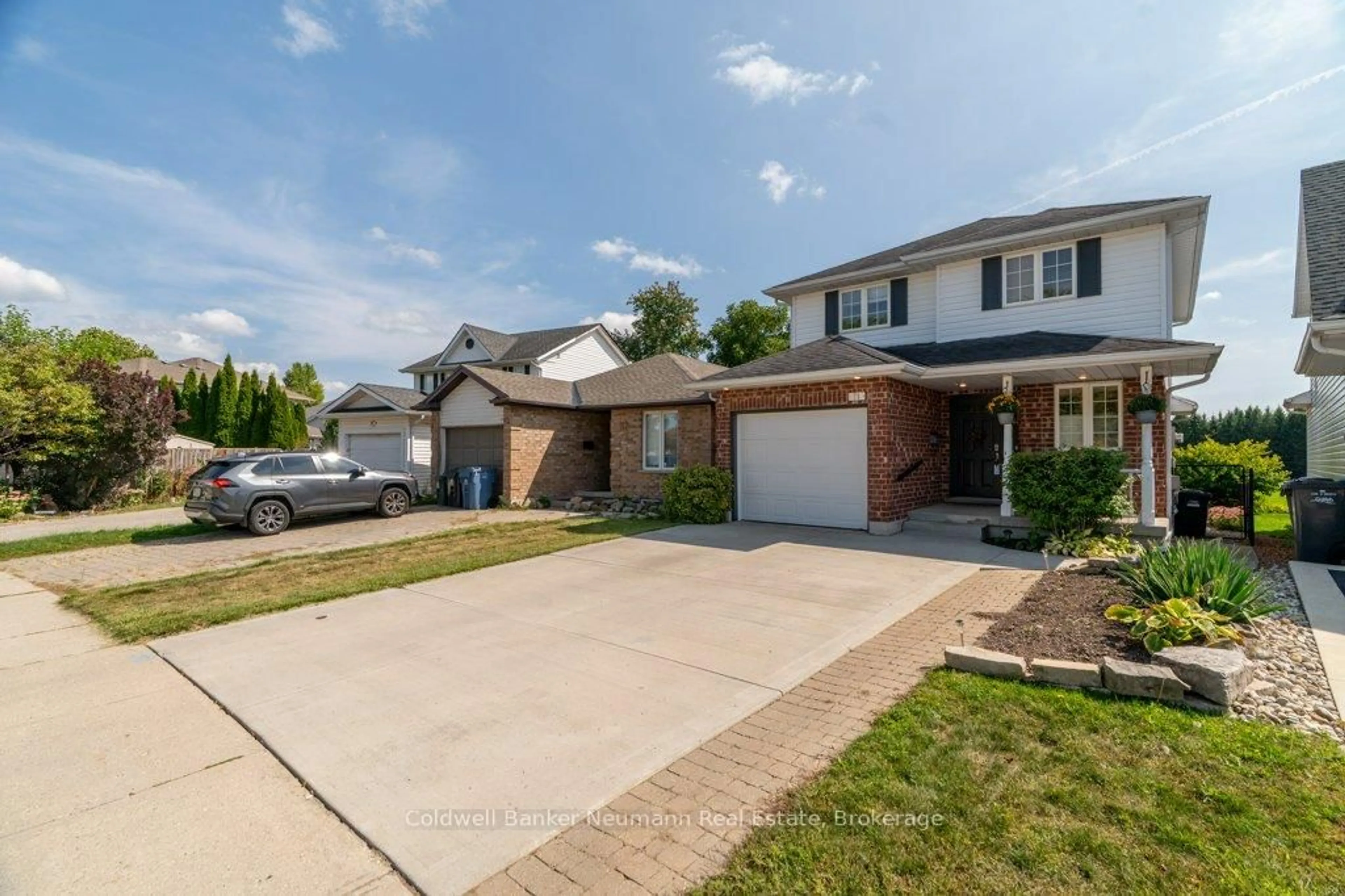 A pic from outside/outdoor area/front of a property/back of a property/a pic from drone, street for 71 Waxwing Cres, Guelph Ontario N1C 1E3