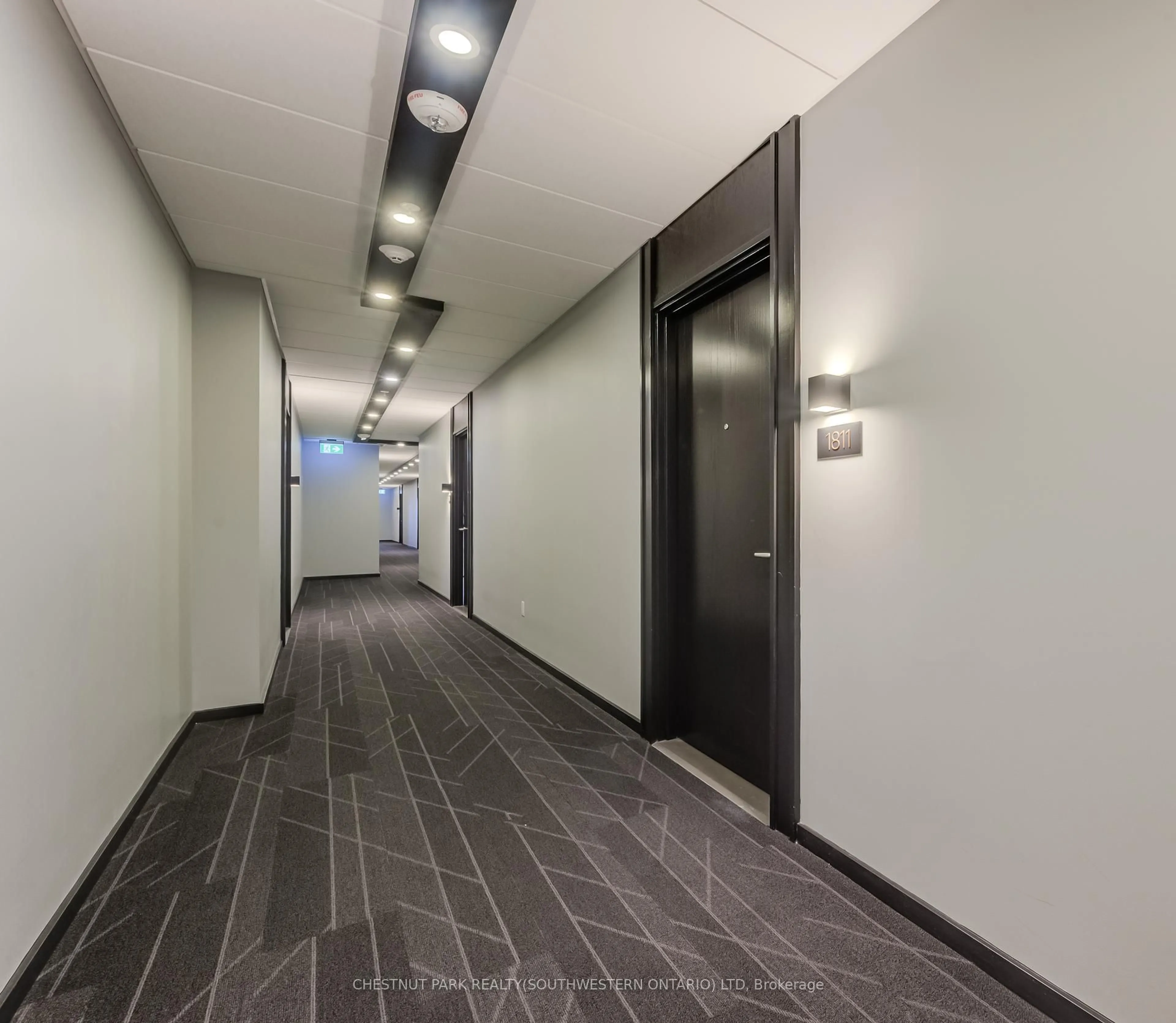 Indoor foyer for 181 King St #1811, Waterloo Ontario N2J 0E7