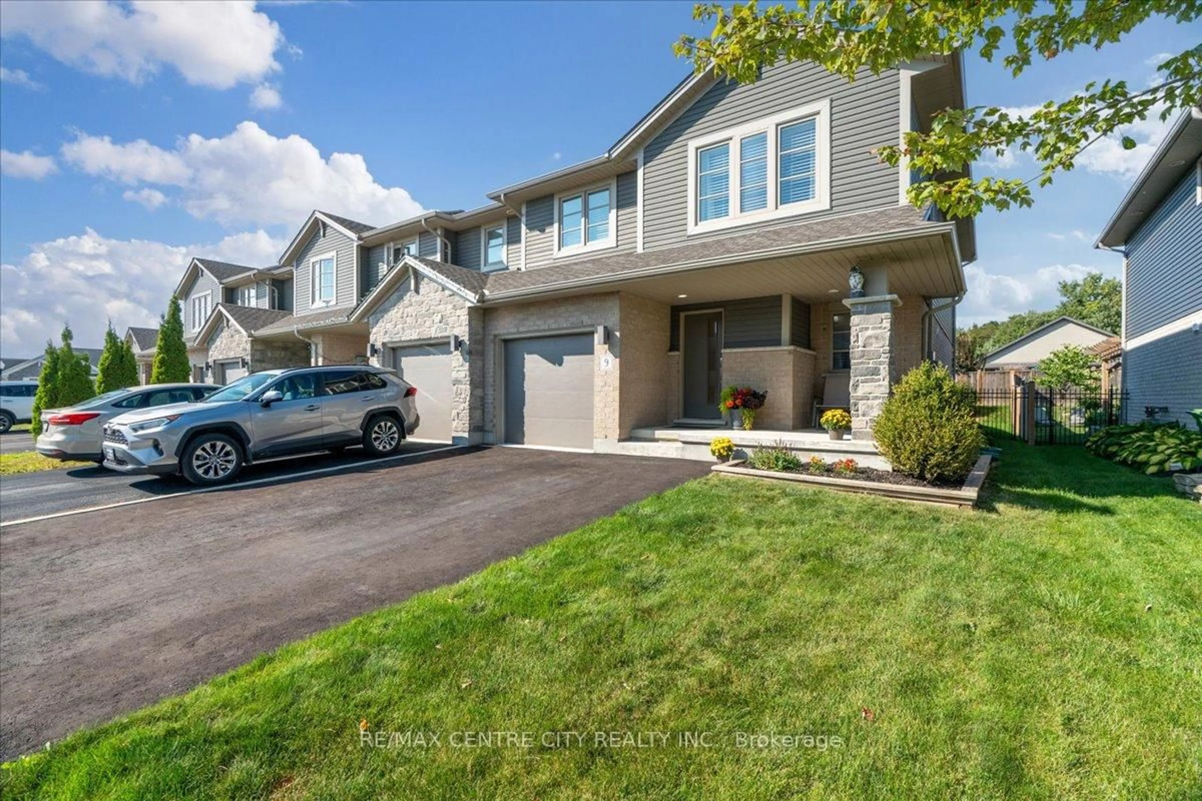 Home with vinyl exterior material, street for 9 Empire Pkwy, St. Thomas Ontario N5R 0E9