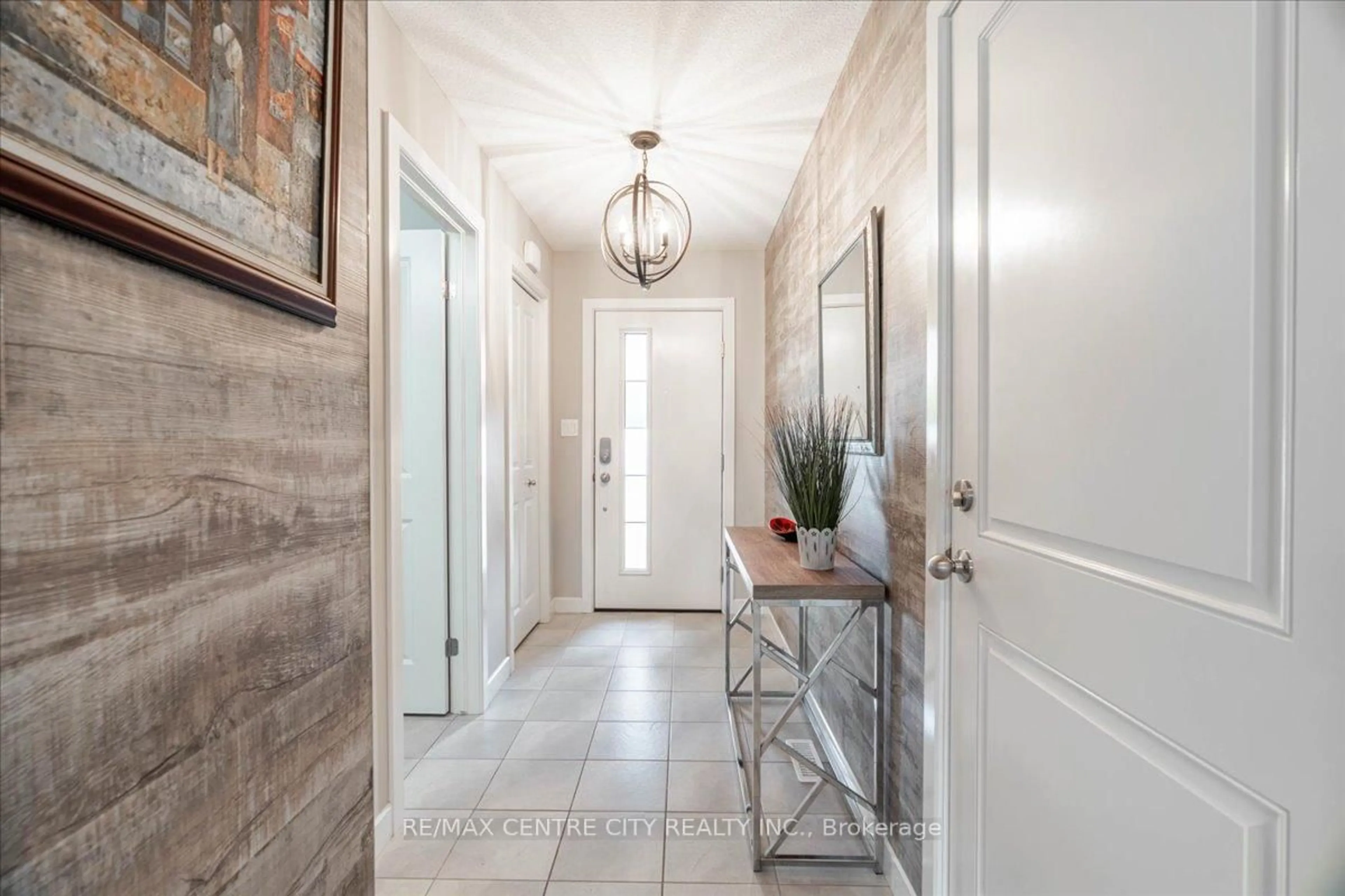 Indoor entryway for 9 Empire Pkwy, St. Thomas Ontario N5R 0E9