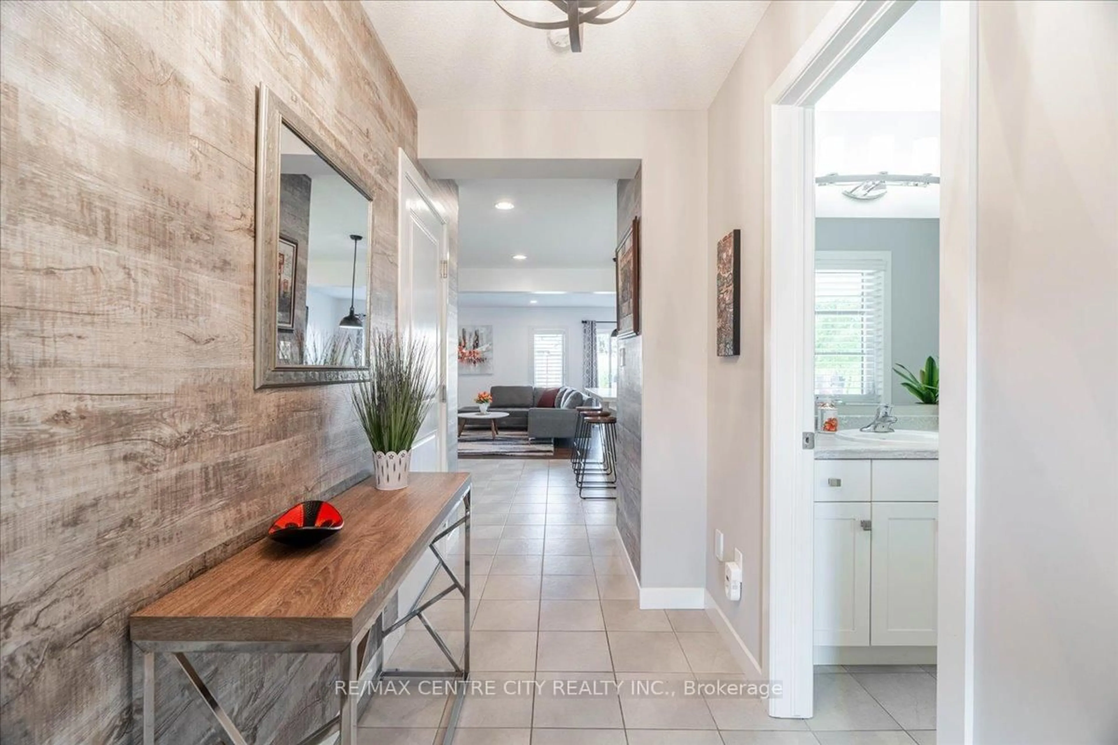 Indoor entryway for 9 Empire Pkwy, St. Thomas Ontario N5R 0E9