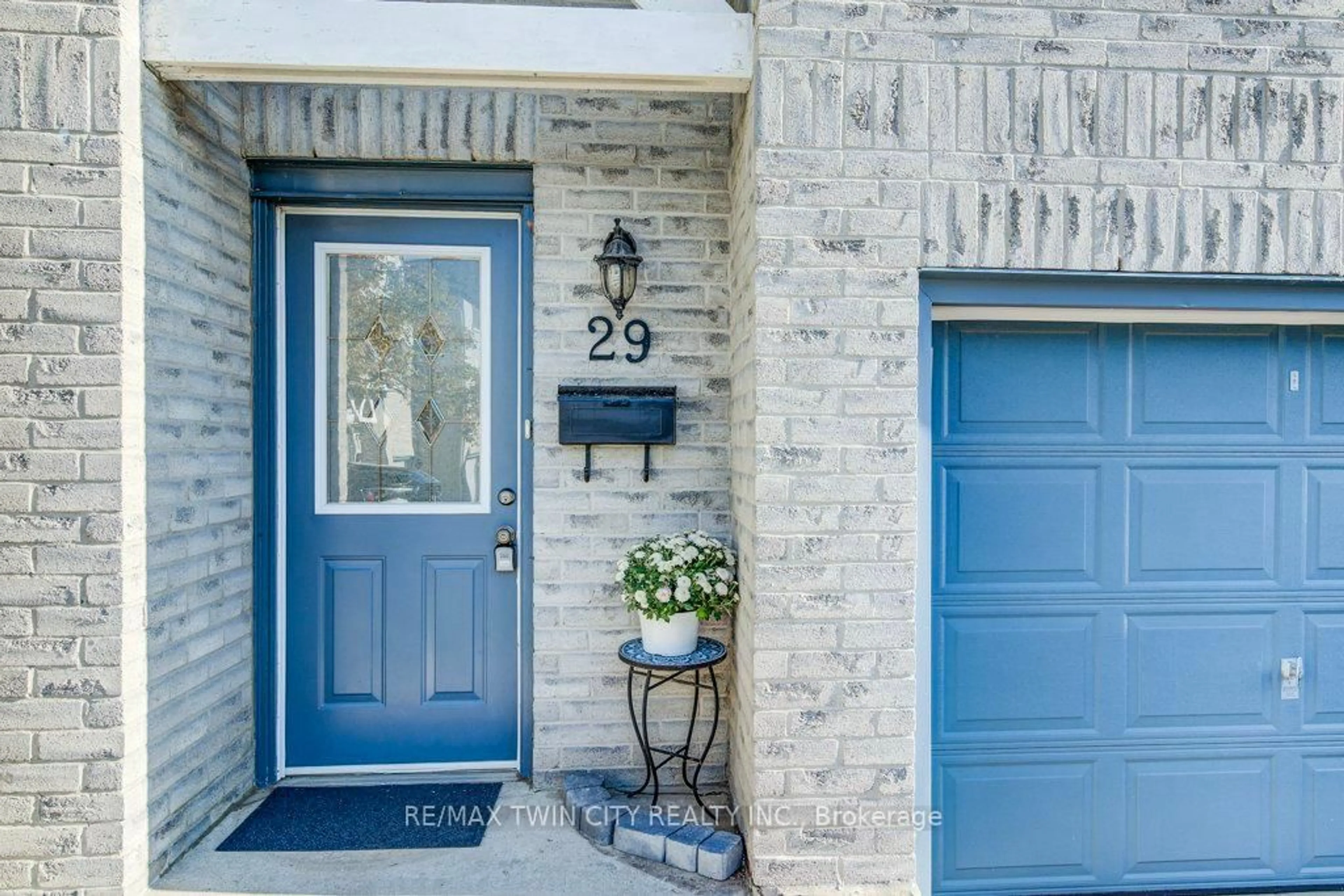 Indoor entryway for 589 Beechwood Dr #29, Waterloo Ontario N2T 2K9