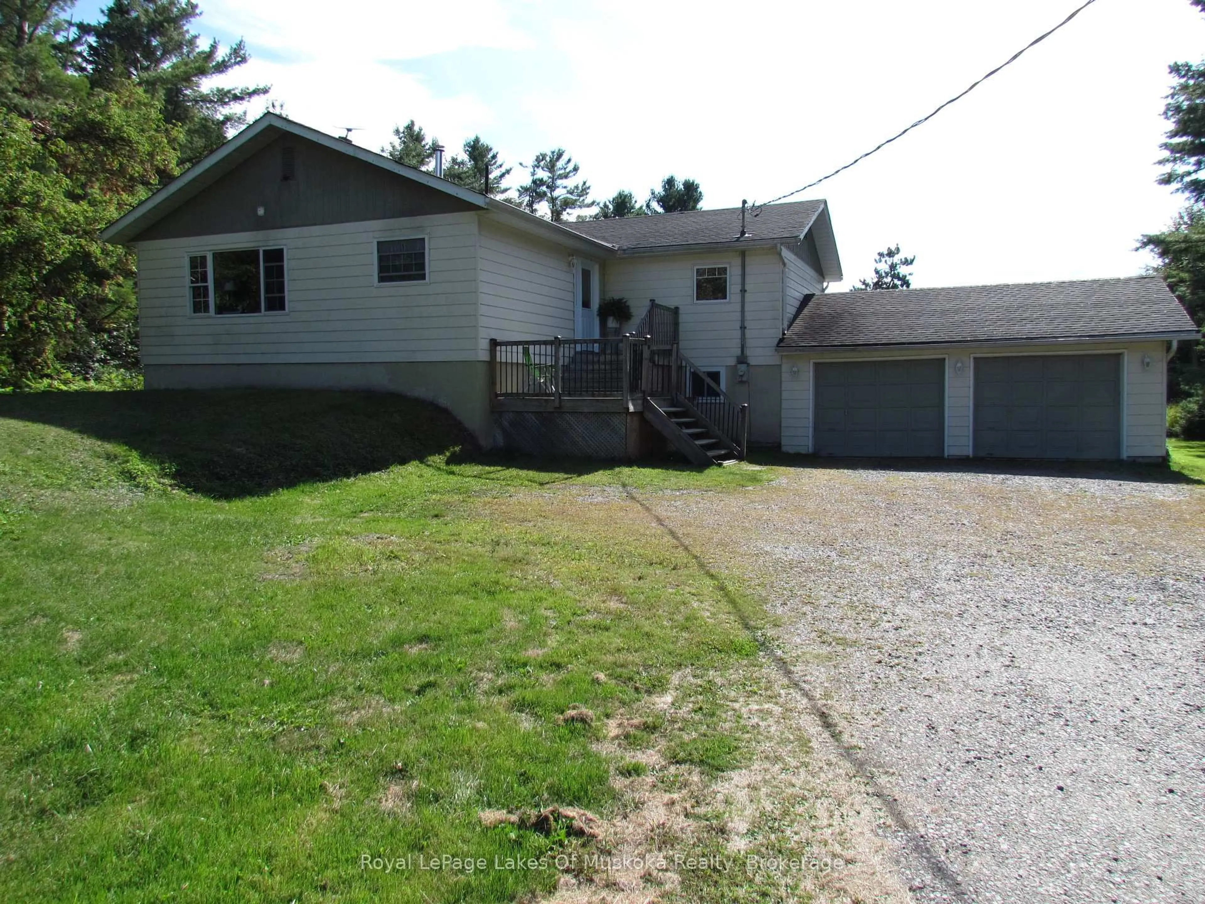 A pic from outside/outdoor area/front of a property/back of a property/a pic from drone, street for 1016 Laycox Rd, Gravenhurst Ontario P1P 0G8