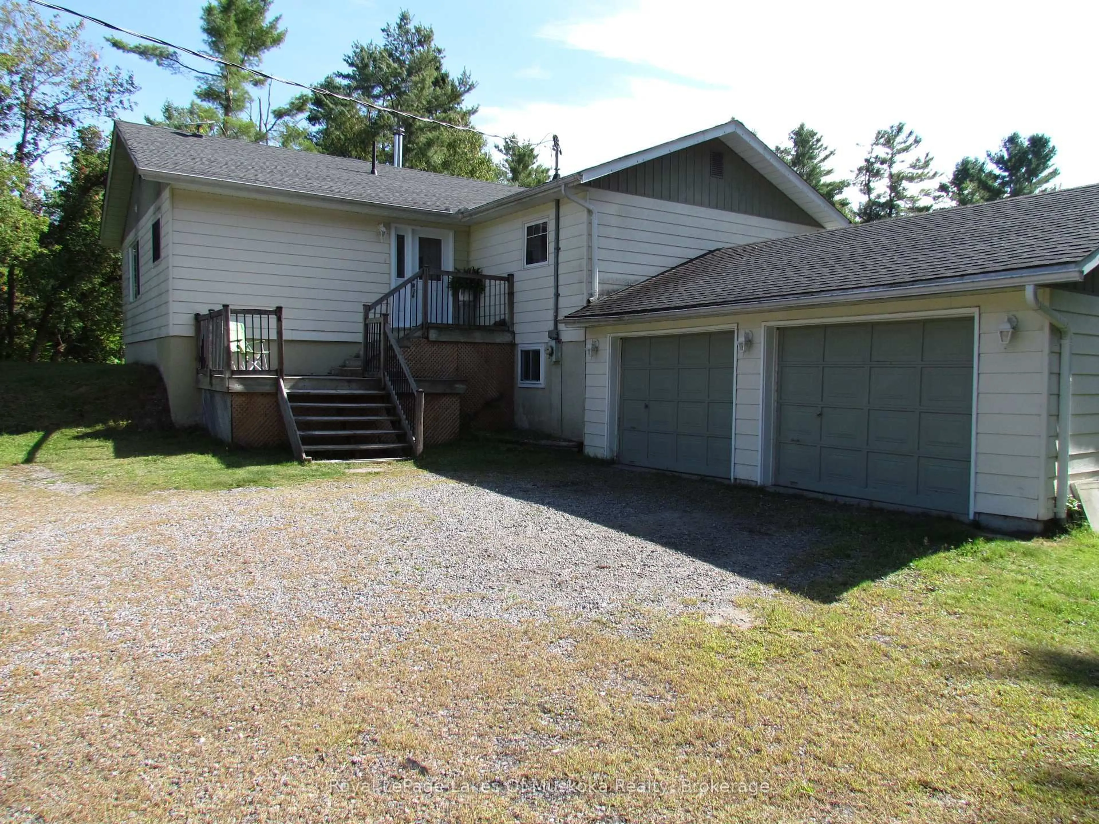 A pic from outside/outdoor area/front of a property/back of a property/a pic from drone, street for 1016 Laycox Rd, Gravenhurst Ontario P1P 0G8