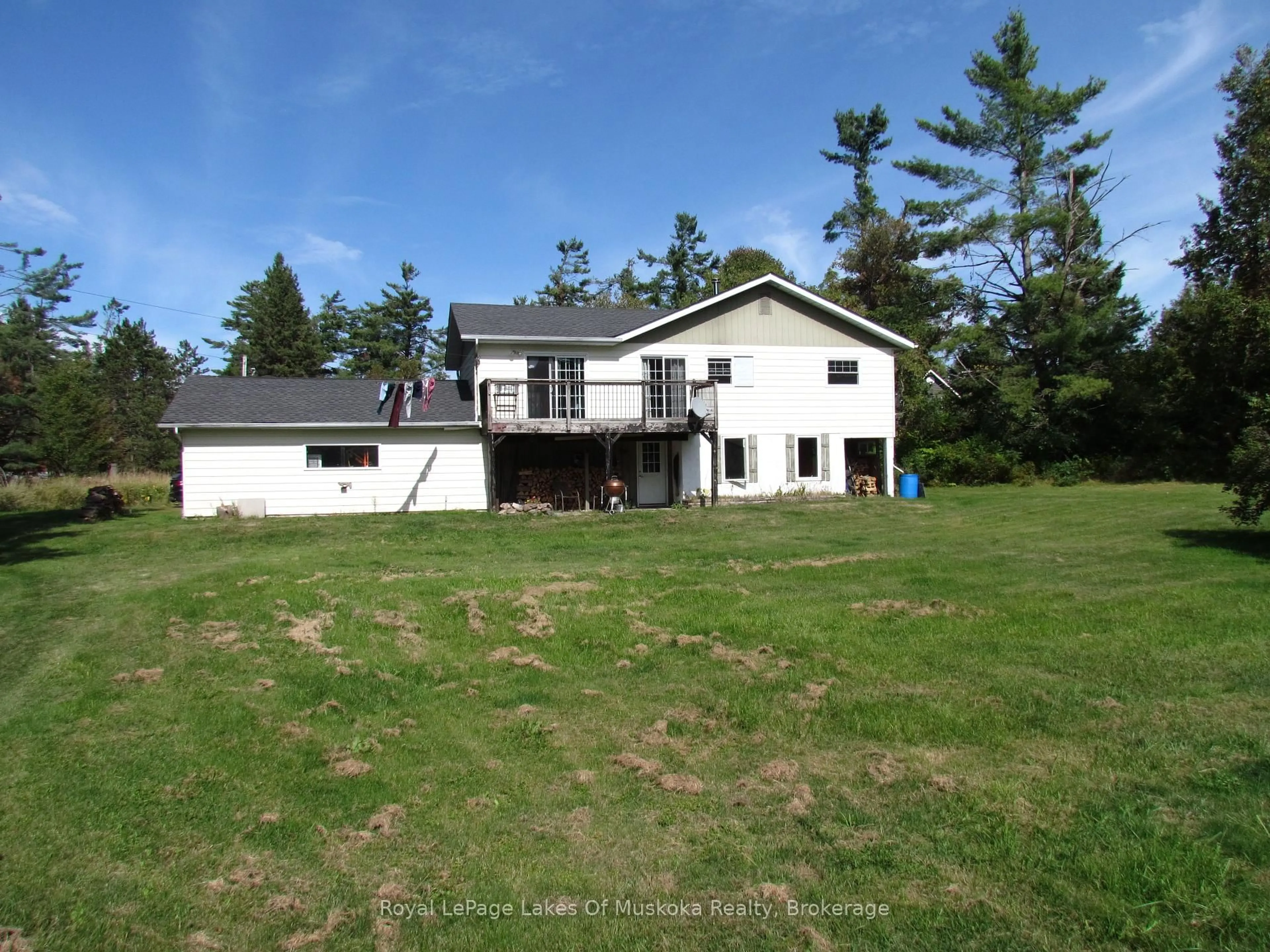 A pic from outside/outdoor area/front of a property/back of a property/a pic from drone, building for 1016 Laycox Rd, Gravenhurst Ontario P1P 0G8