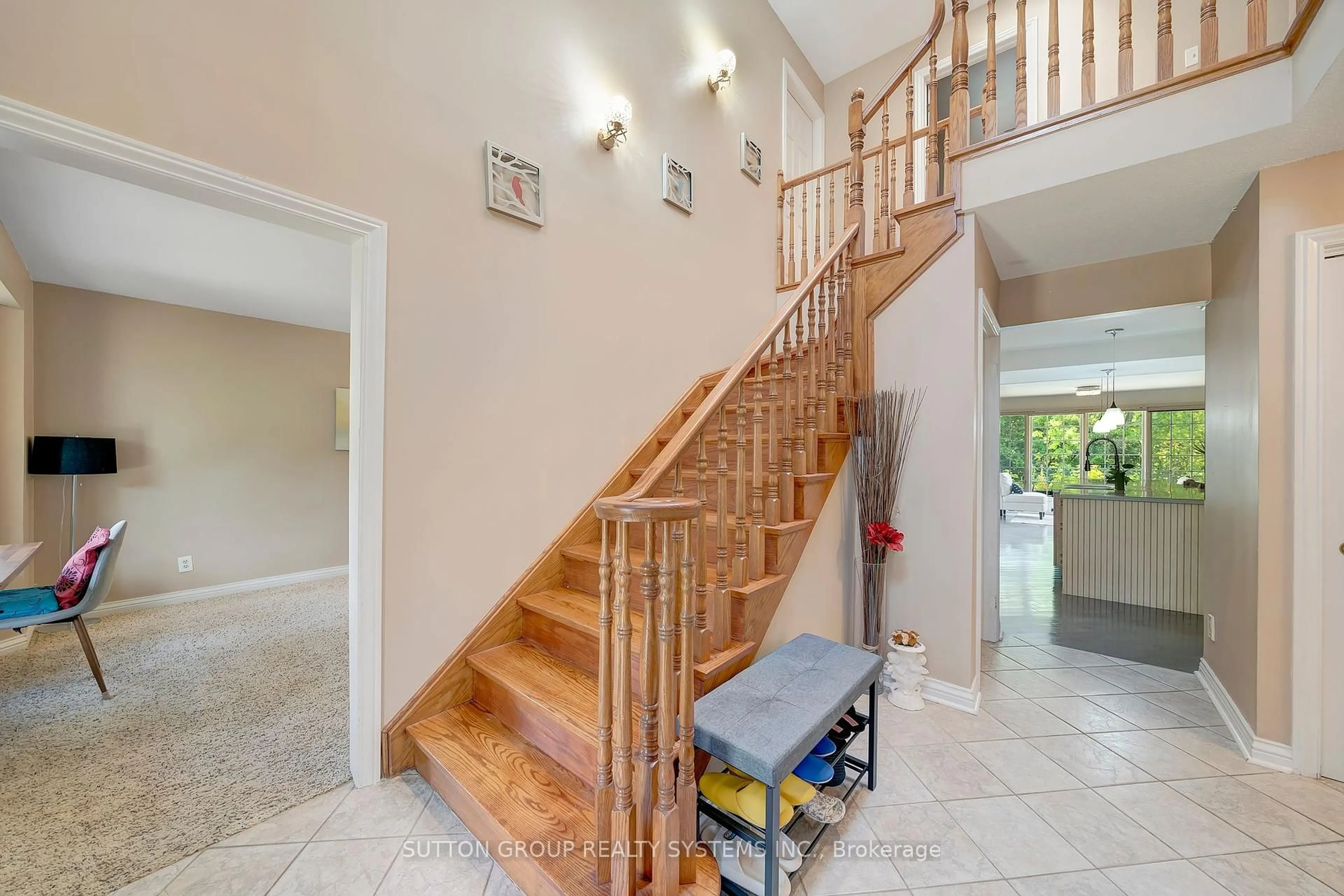 Indoor foyer for 8017 Hampton Crt, Niagara Falls Ontario L2H 2R4