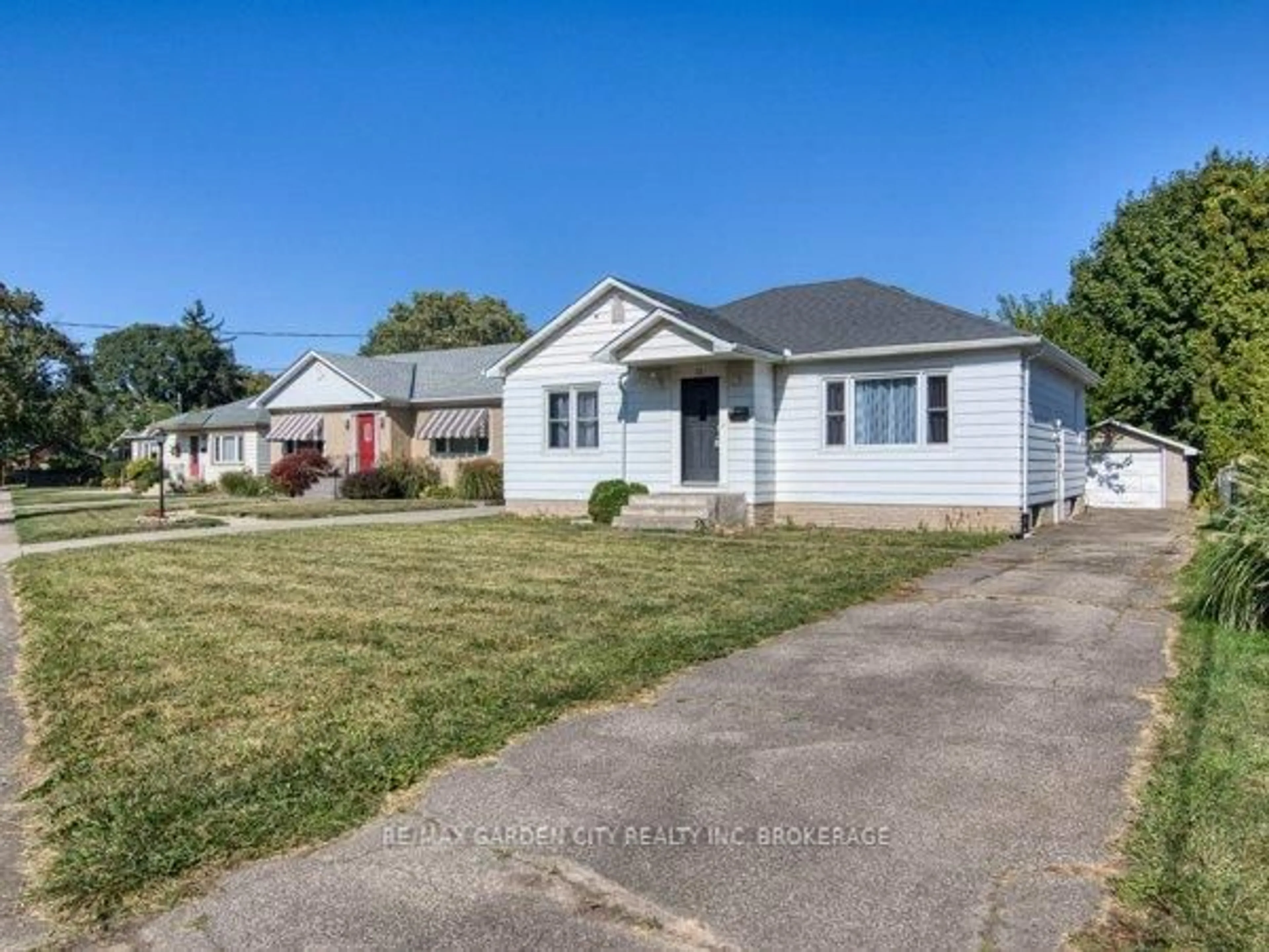 A pic from outside/outdoor area/front of a property/back of a property/a pic from drone, street for 11 Bonavem Dr, St. Catharines Ontario L2N 1X7